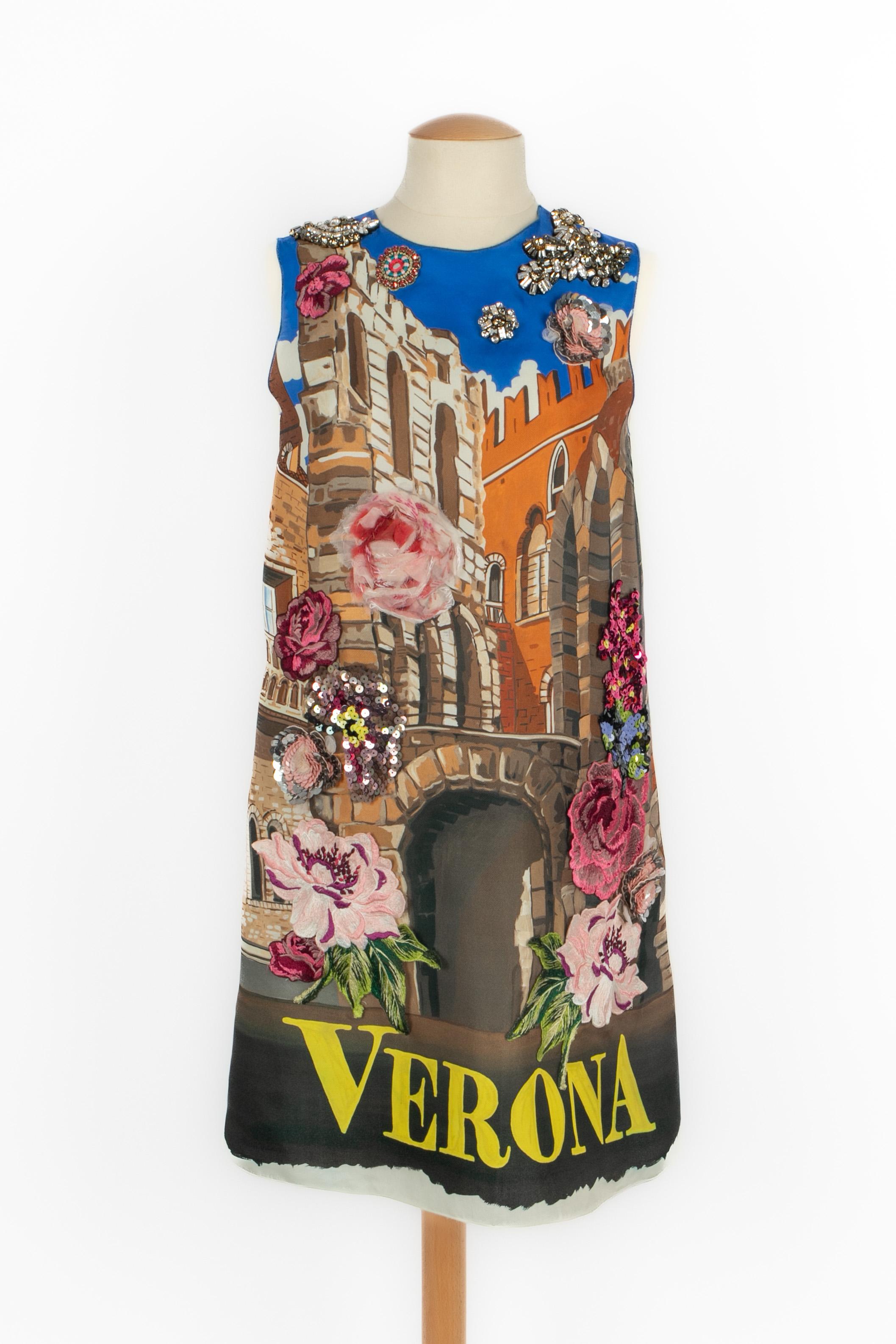 DOLCE & GABBANA - (Fabriqué en Italie) Robe 'Lane s' de couleur marron à motifs lane, brodée de fleurs, paillettes et strass de couleur rose. Aucune taille n'est indiquée, il convient à un 38FR/40FR.

Condit :
Très bon état.

Dimensions :
Poitrine :