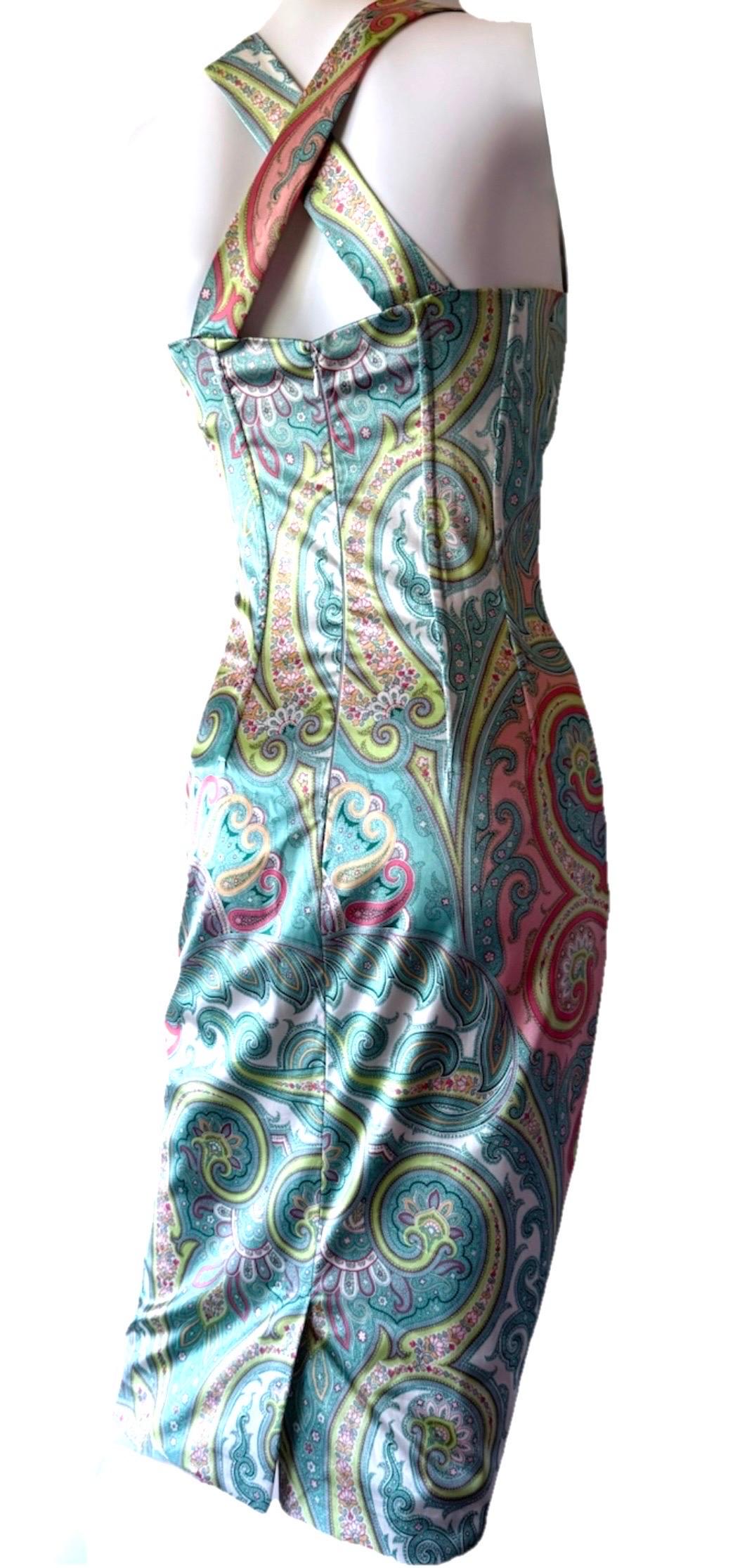 Dieses Kleid von Dolce & Gabbana aus den frühen 2000er-Jahren fängt die für das Haus typische sinnliche Schnittführung mit einem verspielten Print und einer leuchtenden Farbpalette ein. Das aus einer Seidenmischung mit Paisleymuster gefertigte