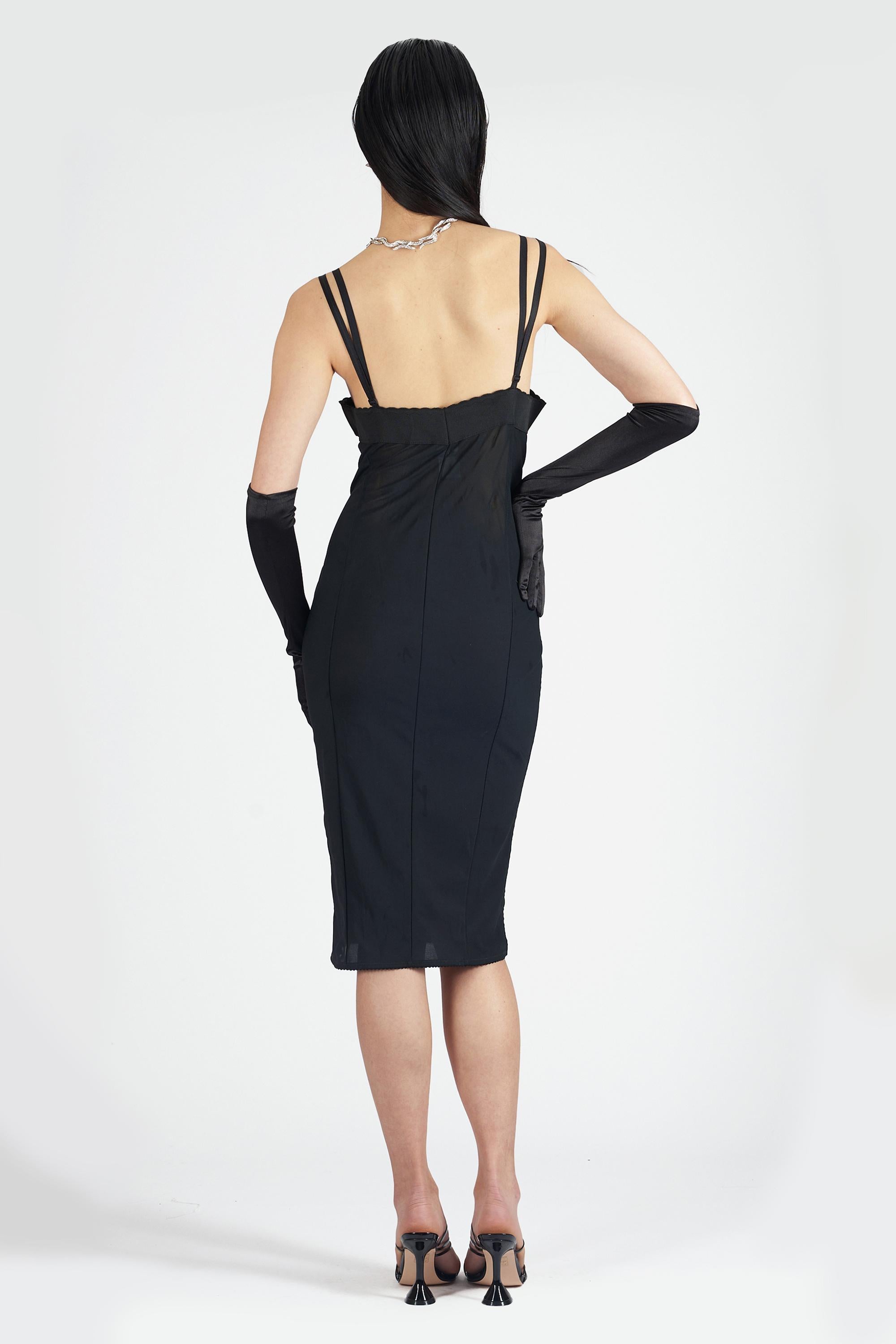 Nous avons le plaisir de vous présenter cette robe corset en dentelle noire Dolce & Gabbana 2003. Elle est dotée d'un laçage noir sur le devant qui se ferme par des crochets et d'une longueur mini. Vintage, en excellent état.
Authenticité