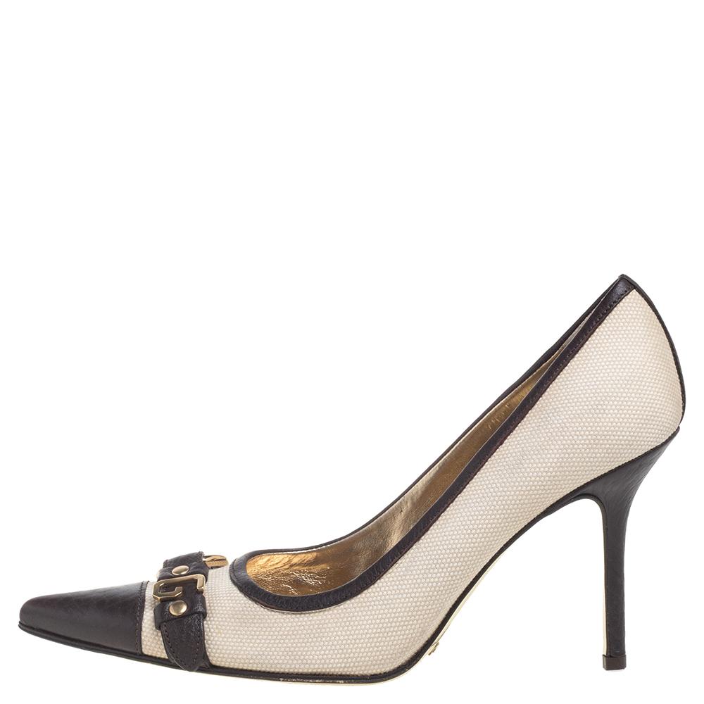 Wählen Sie dieses Paar Dolce & Gabbana-Pumps, um einen schlichten, aber stilvollen Look zu zeigen. Verleihen Sie Ihrem Ensemble mit diesen spitz zulaufenden Pumps aus Canvas und Leder einen superschicken Look. Lassen Sie Ihre Schuhe für Ihren Sinn