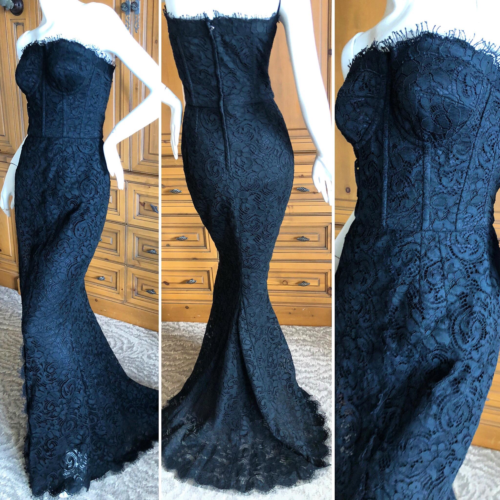 Dolce & Gabbana Vintage Black Lace Corseted Strapless Evening Gown with Small Train.
Es gibt ein Vollkorsett. Reißverschlüsse auf der Rückseite
Das ist so wunderbar, so sexy. Die Fotos werden dem nicht gerecht.
Größe 40
 Büste 34