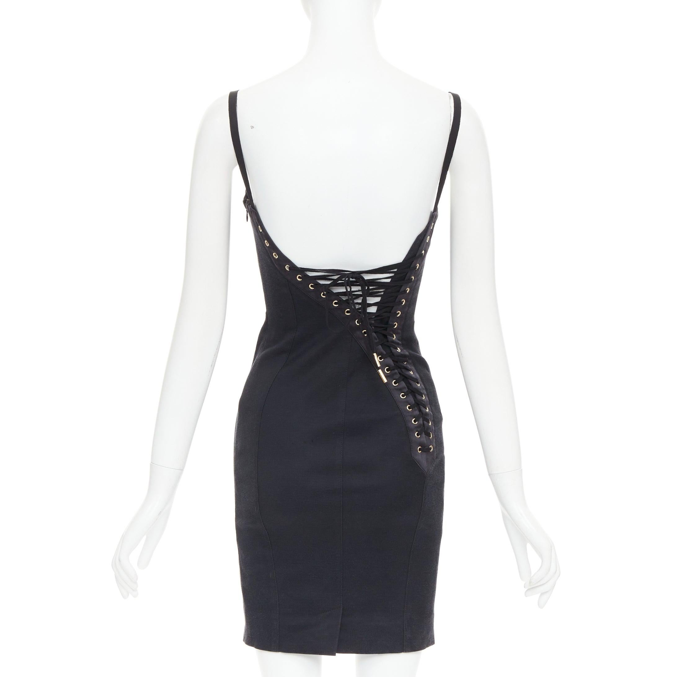 DOLCE GABBANA Schwarzes, getäfeltes, asymmetrisches Korsettkleid mit Spitze im Rücken
Referenz: TGAS/F00038
Marke: Dolce Gabbana
Designer: Domenico Dolce und Stefano Gabbana
MATERIAL: Fühlt sich an wie Baumwolle
Farbe: Schwarz
Muster: