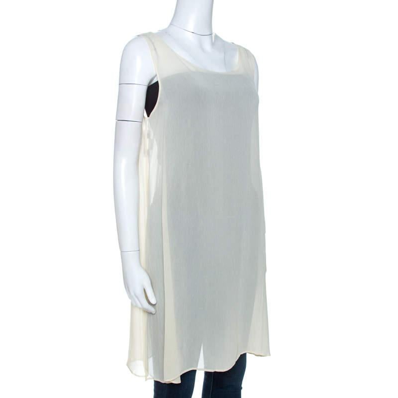 Trust Dolce & Gabbana to come up with an exceptionally designed top like this one. This attractive tunic top exudes effortless style and an uncomplicated design aesthetic. Crafted from quality fabric, it flaunts a neutral shade of cream. This
