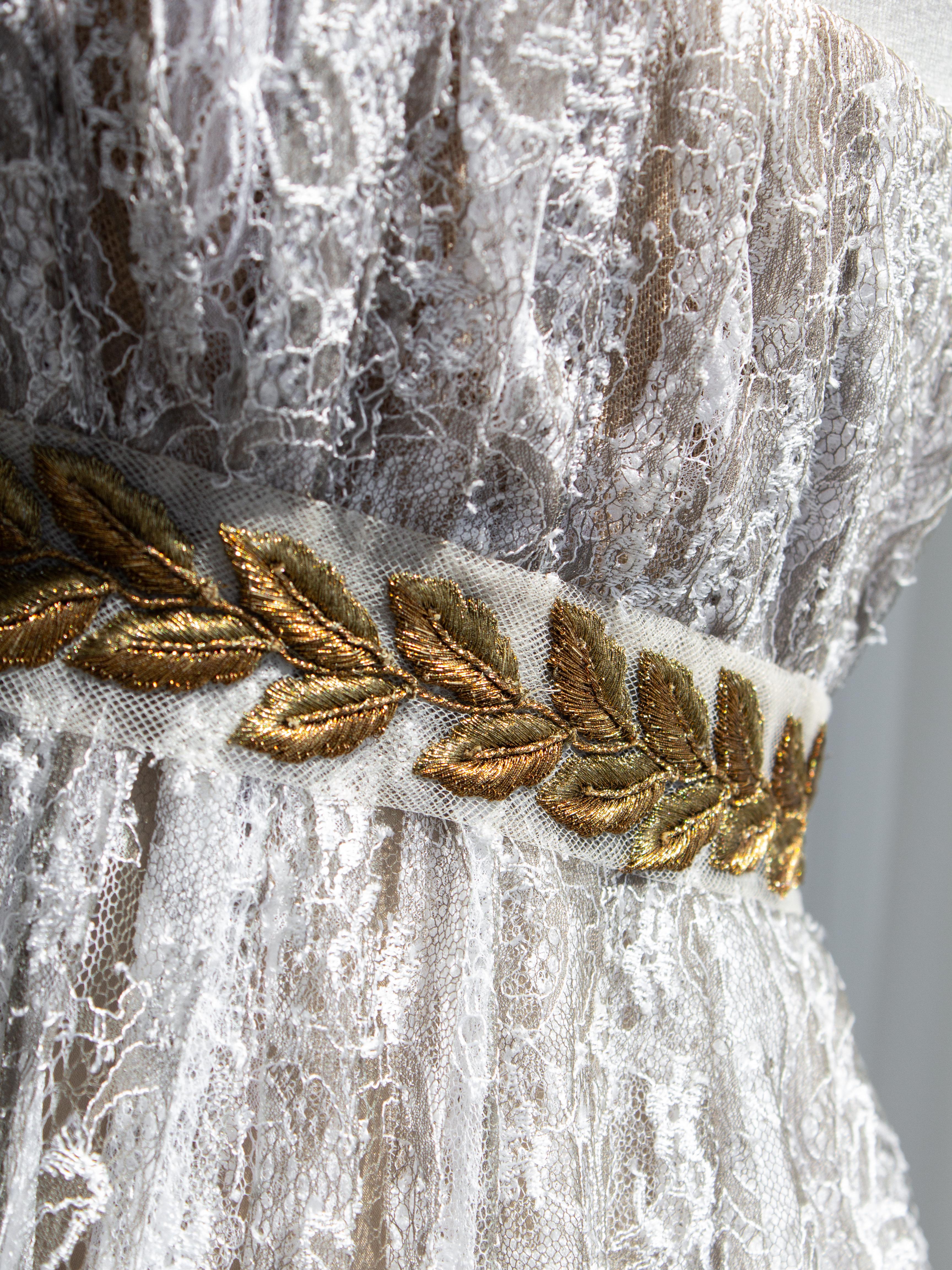 Dolce & Gabbana Vintage F&F Vintage 2006 Robe en dentelle gris napoléonien or Laurel en vente 3