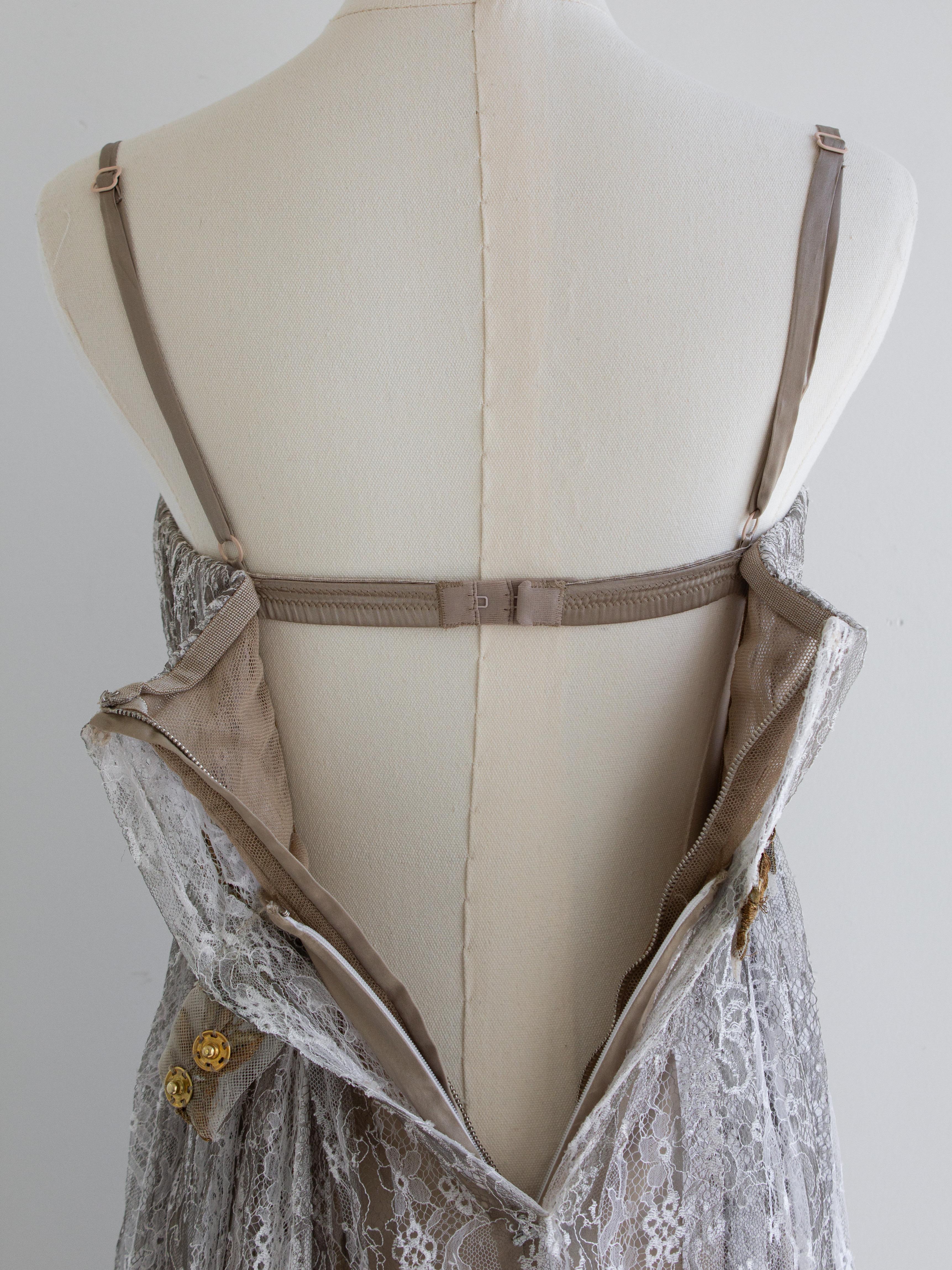 Dolce & Gabbana Vintage F&F Vintage 2006 Robe en dentelle gris napoléonien or Laurel en vente 4