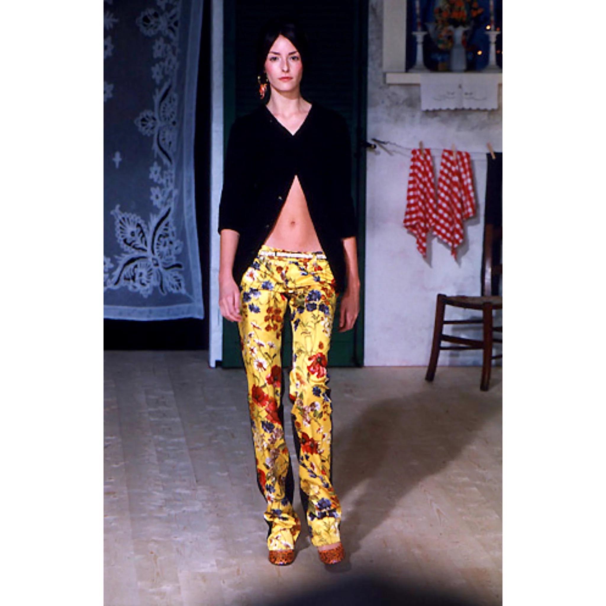 Dolce & Gabbana 1999 Pantalon droit en denim à imprimé floral

Prêt-à-porter automne 1999
Jaune/Bleu/Rouge
Imprimé floral sur le devant en satin
Dos en denim avec surpiqûres rouges
Faible élévation
Poches en biais sur le devant
Poches arrière