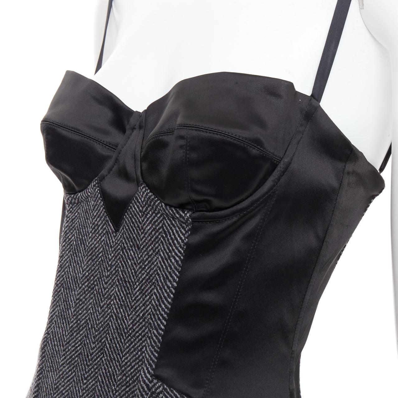 DOLCE GABBANA Abito vintage in lana vergine misto tweed a spina di pesce IT40 S
Riferimento: TGAS/E00435
Marchio: Dolce & Gabbana
Designer: Domenico Dolce & Stefano Gabbana
Materiale: Lana vergine, misto
Colore: Nero, Grigio
Modello: A spina di