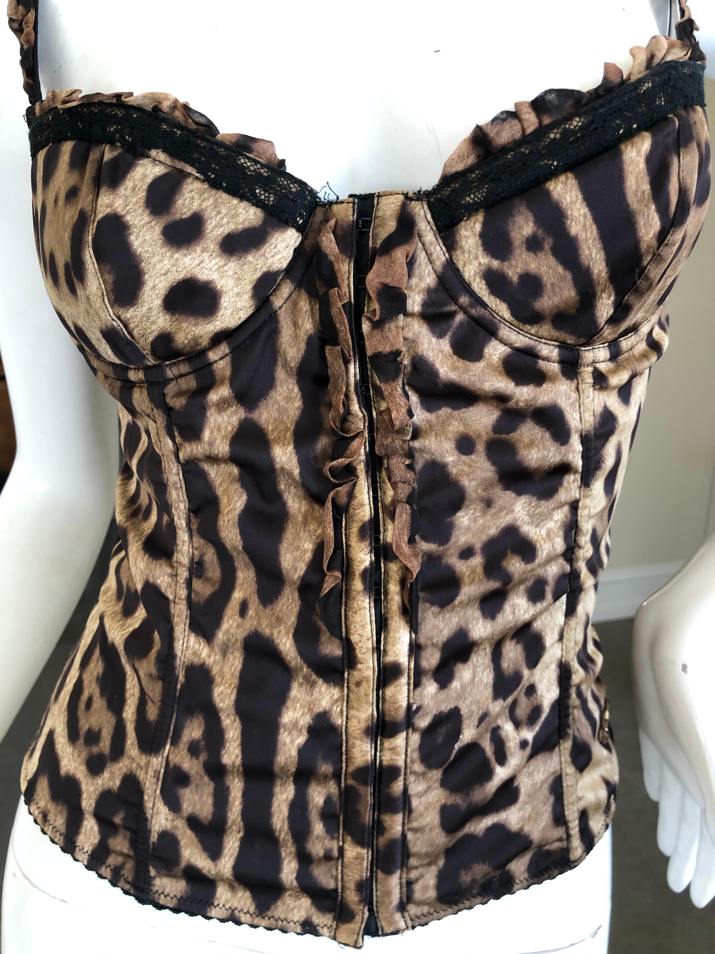 Dolce & Gabbana Vintage Leopard Print Korsett Top
Es gibt eine Menge von Stretch:: schließt es auf der Vorderseite. 
Größe 34 C
Brustumfang 34