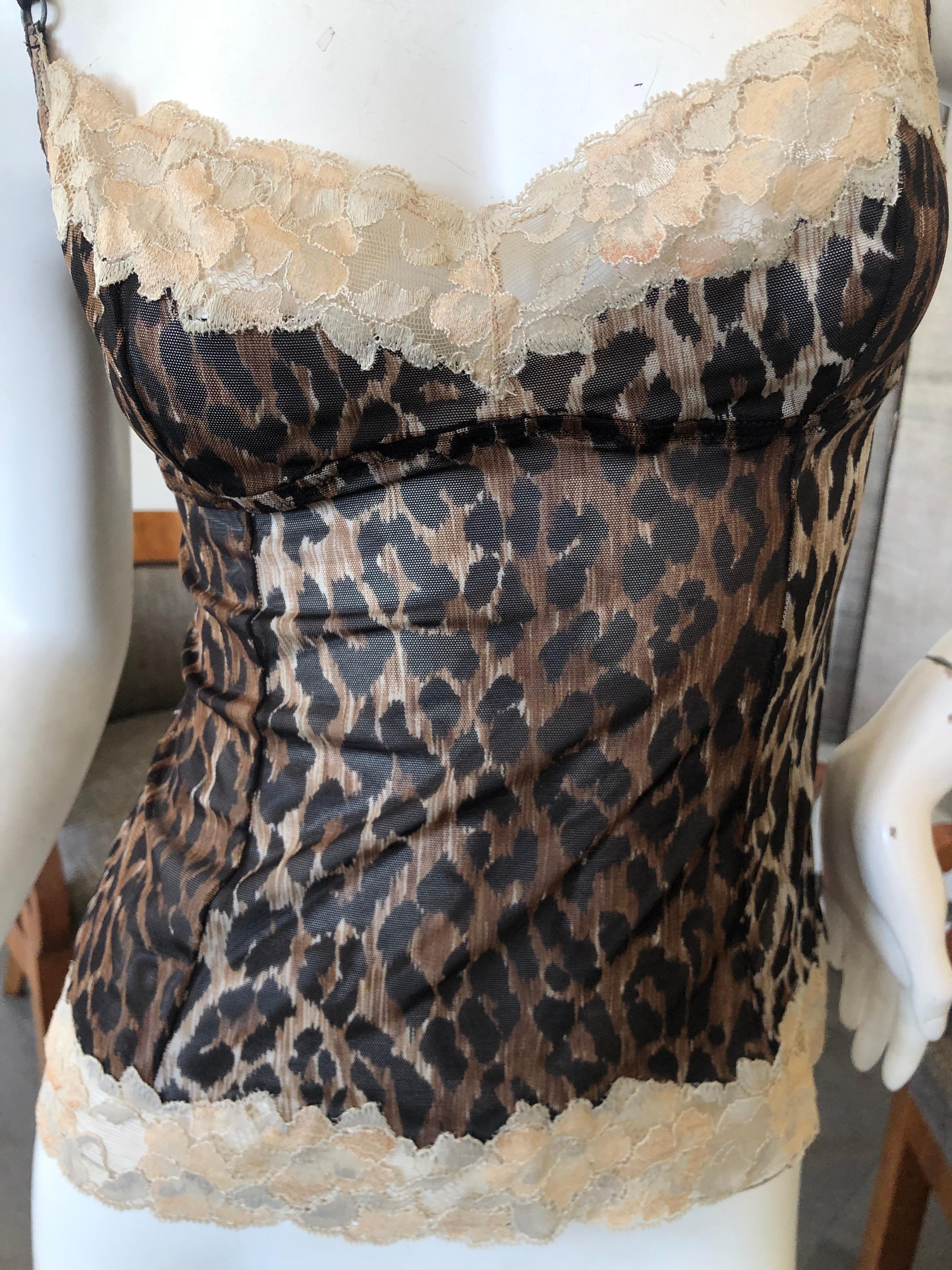 Negligee Dolce & Gabbana Vintage con encaje y estampado de leopardo
Marcado Tamaño grande
 Busto 36
Cintura 26
Longitud 21