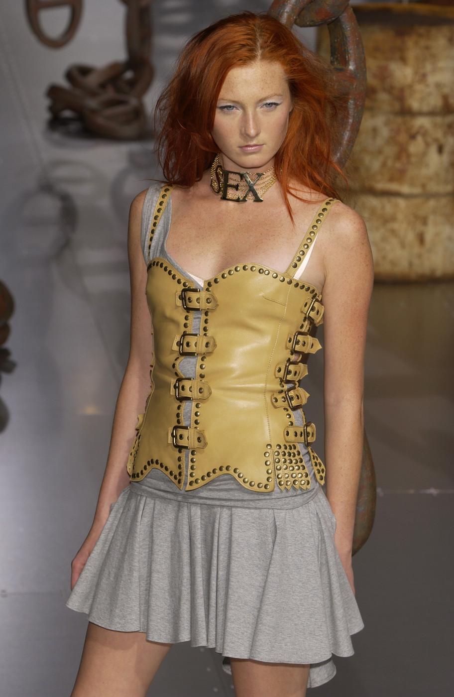 DOLCE & GABBANA Vintage Leather Studded Corset Top 2003 SEX Collection
Neutrals Eyelet & Studded Accents
Sleeveless with Square Neckline Buckle Closure at Side.
Bust: 30