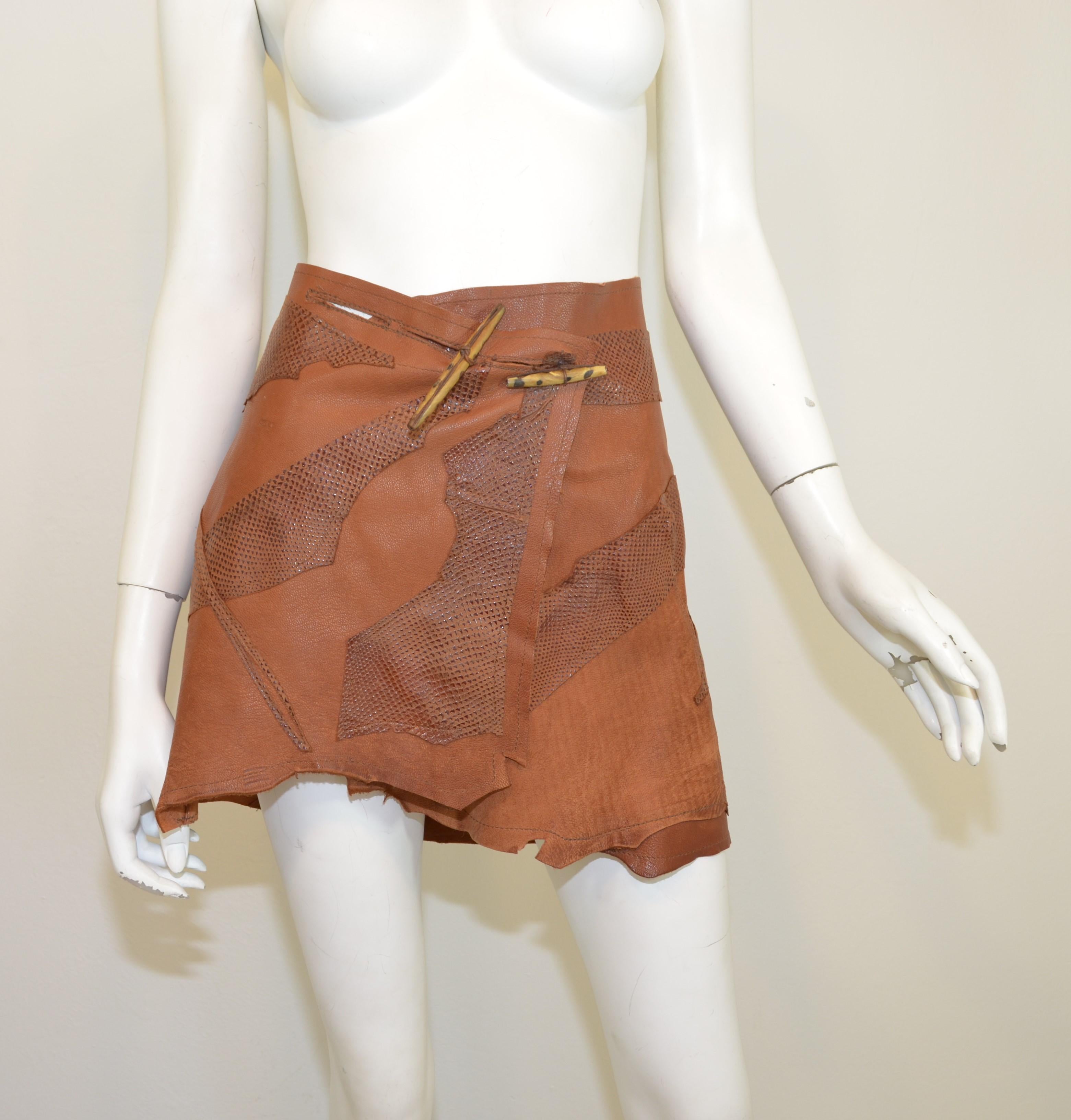 Vintage Dolce & Gabbana leather skirt featured in a cognac/chestnut color with unique toggle fastenings. Made in Italy. Excellent condition.

Measurements:
waist 29''
hips 33''
length 16''