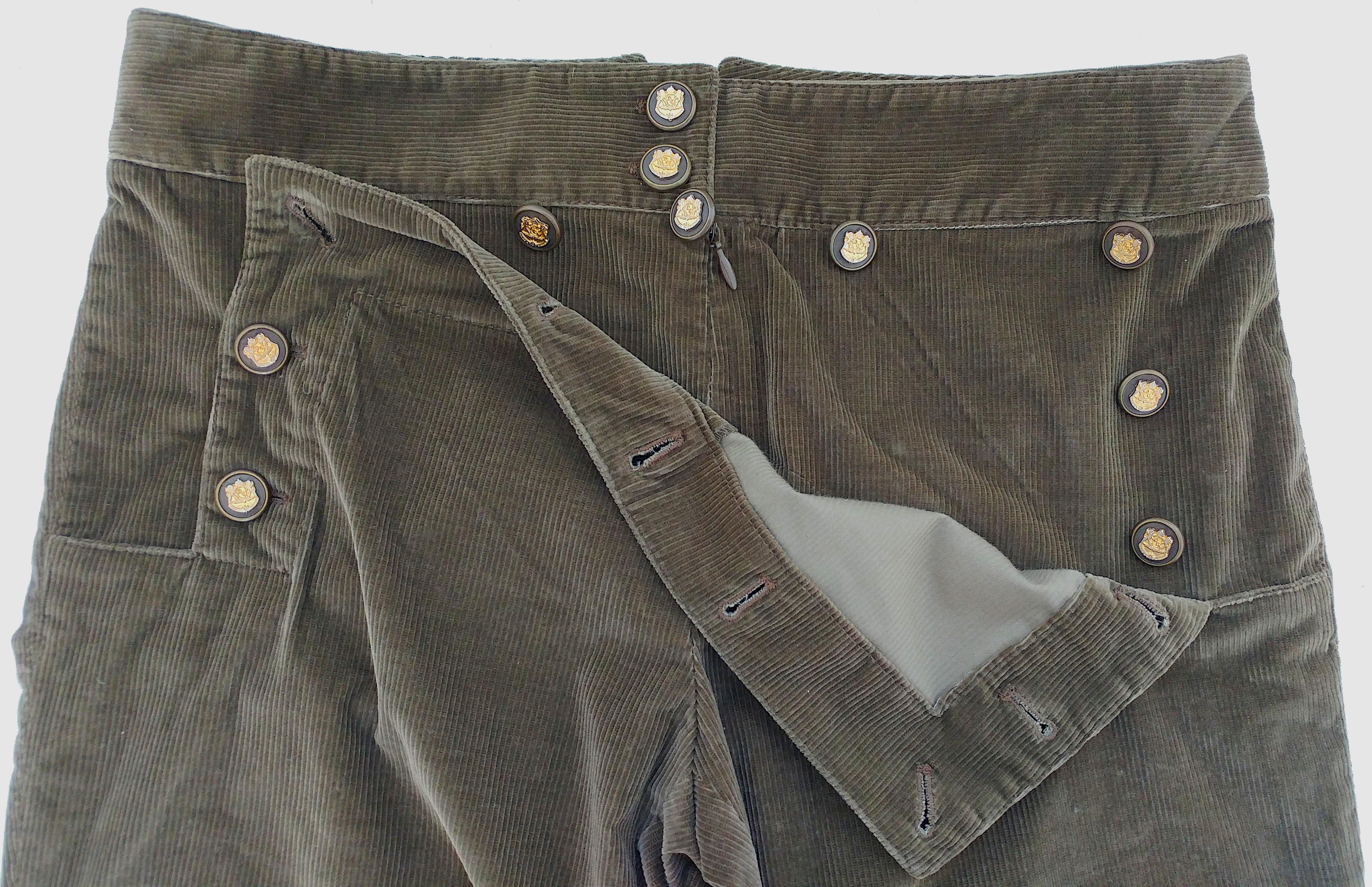 DOLCE & GABBANA - Vintage Olive Green Cotton Velvet 7/8 Pants | Size 4US 36EU For Sale 2