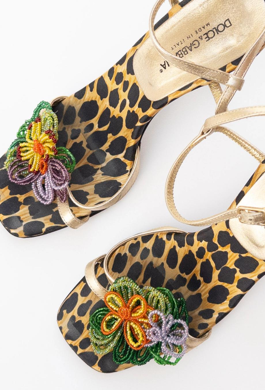 Estos tacones vintage de Dolce & Gabbana son una celebración del inconfundible gusto de la casa por los estampados y adornos atrevidos. Sobre un tacón de aguja, la silueta está recubierta del característico satén con estampado de leopardo y adornada
