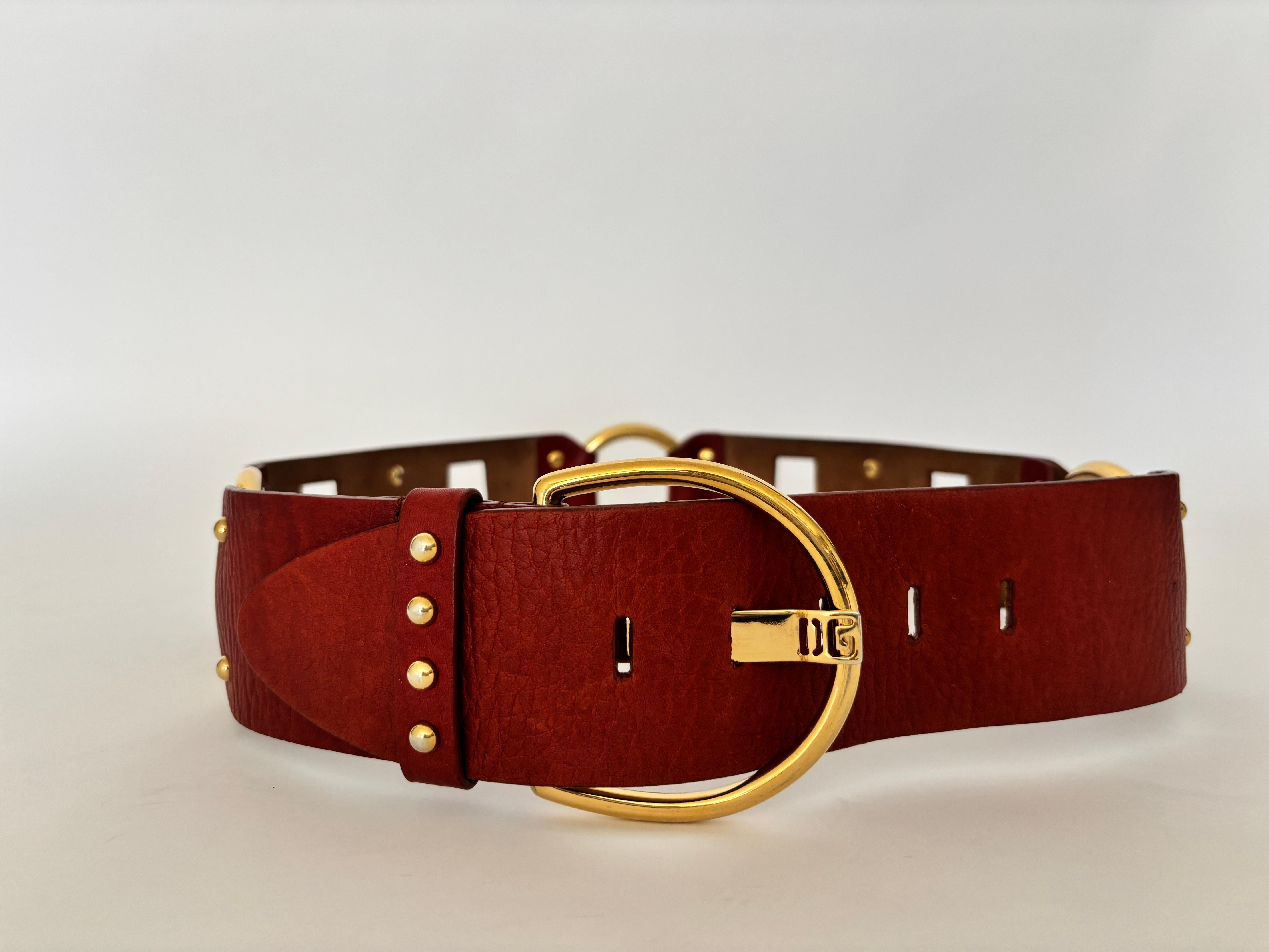 Dolce & Gabbana Roter Ledergürtel mit goldenen Ringen DG Schnalle, Vintage Made in Italy.
Dieser auffällige Vintage-Gürtel von Dolce & Gabbana ist aus geschmeidigem rotem Leder gefertigt und mit Leder- und Goldringen versehen. Die große Schnalle auf