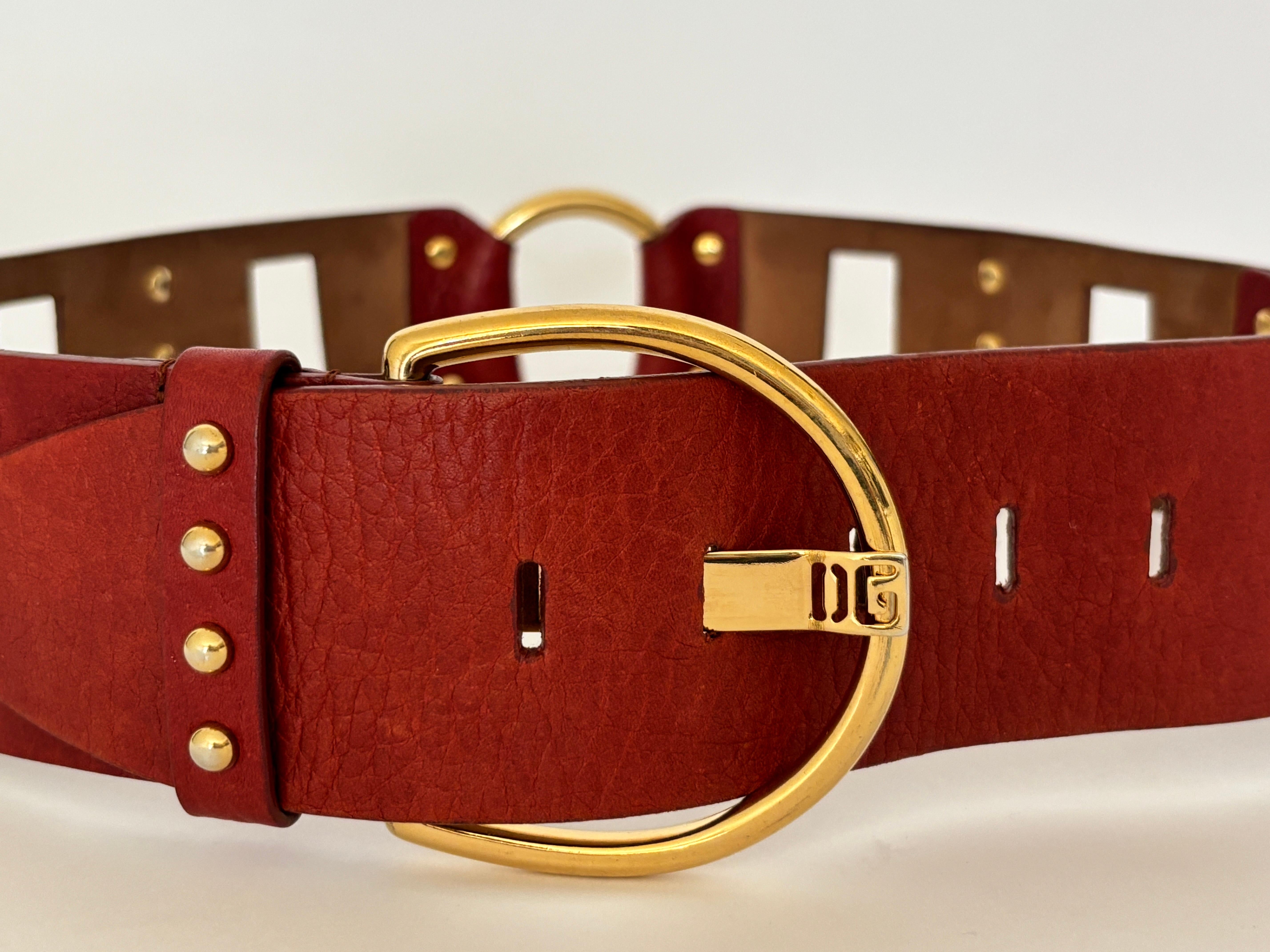 Dolce & Gabbana Vintage Red Ledergürtel mit Gold DG Logo Schnalle Made in Italy (Braun) im Angebot