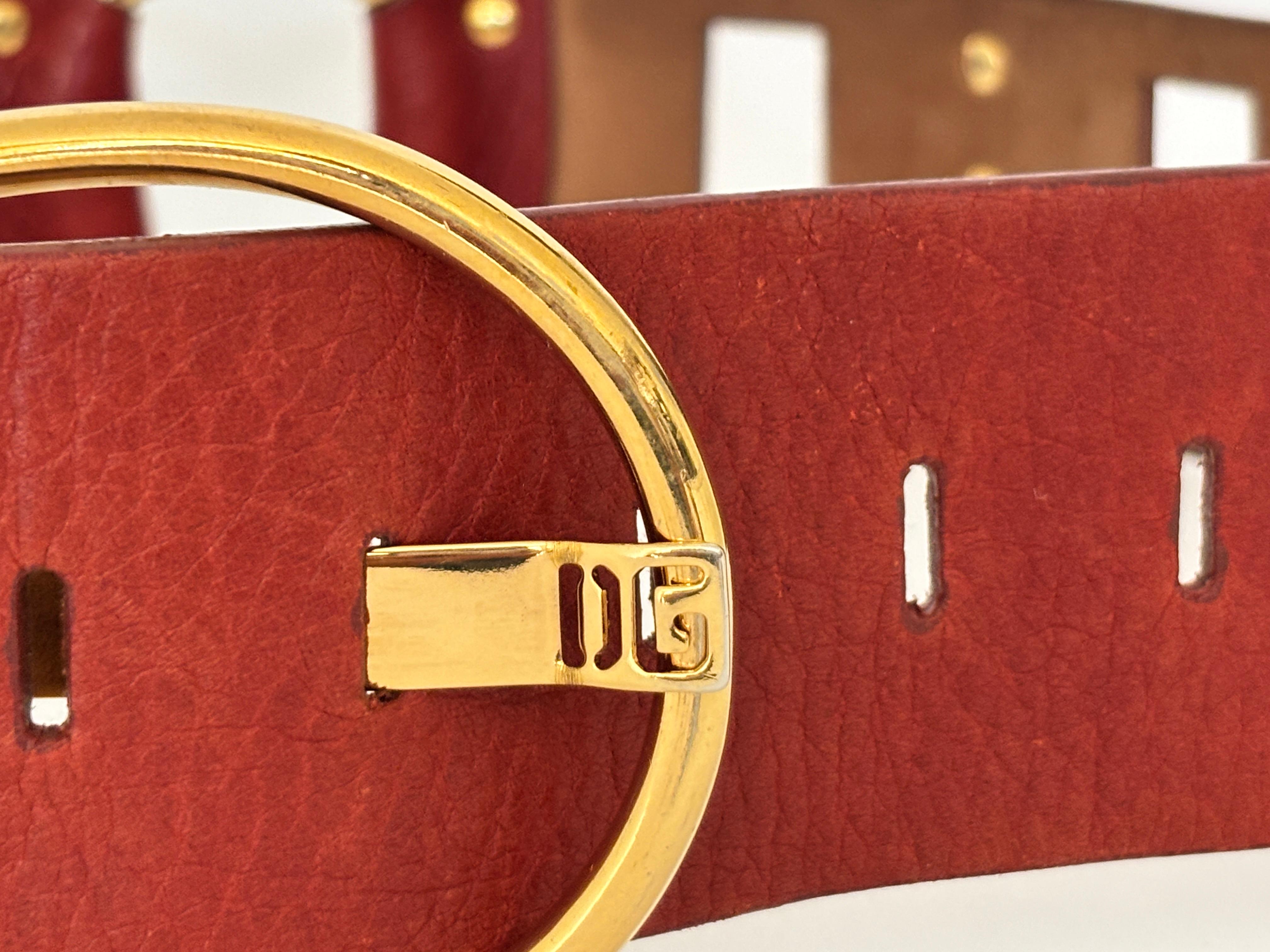 Dolce & Gabbana Vintage Red Ledergürtel mit Gold DG Logo Schnalle Made in Italy im Zustand „Gut“ im Angebot in North Hollywood, CA