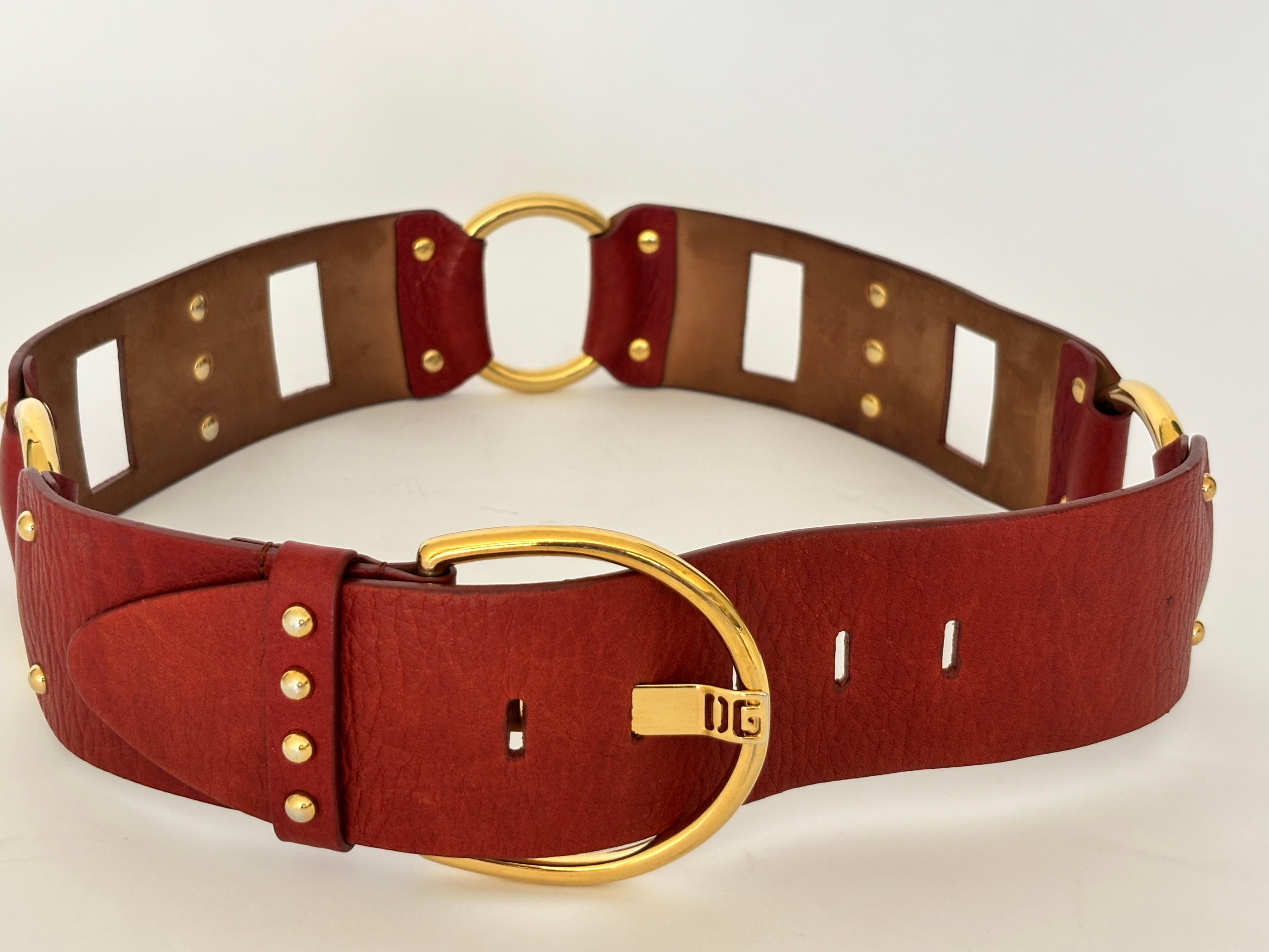 Dolce & Gabbana Vintage Red Ledergürtel mit Gold DG Logo Schnalle Made in Italy für Damen oder Herren im Angebot