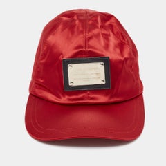 Dolce & Gabbana, capuchon avec logo en satin rouge vintage, taille 57