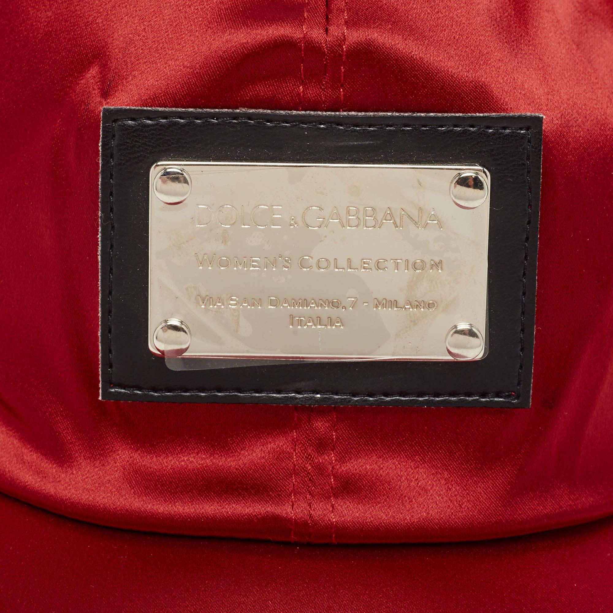 Dolce & Gabbana Vintage Red Satin Logo Patch Cap Size 57 In Excellent Condition For Sale In Dubai, Al Qouz 2