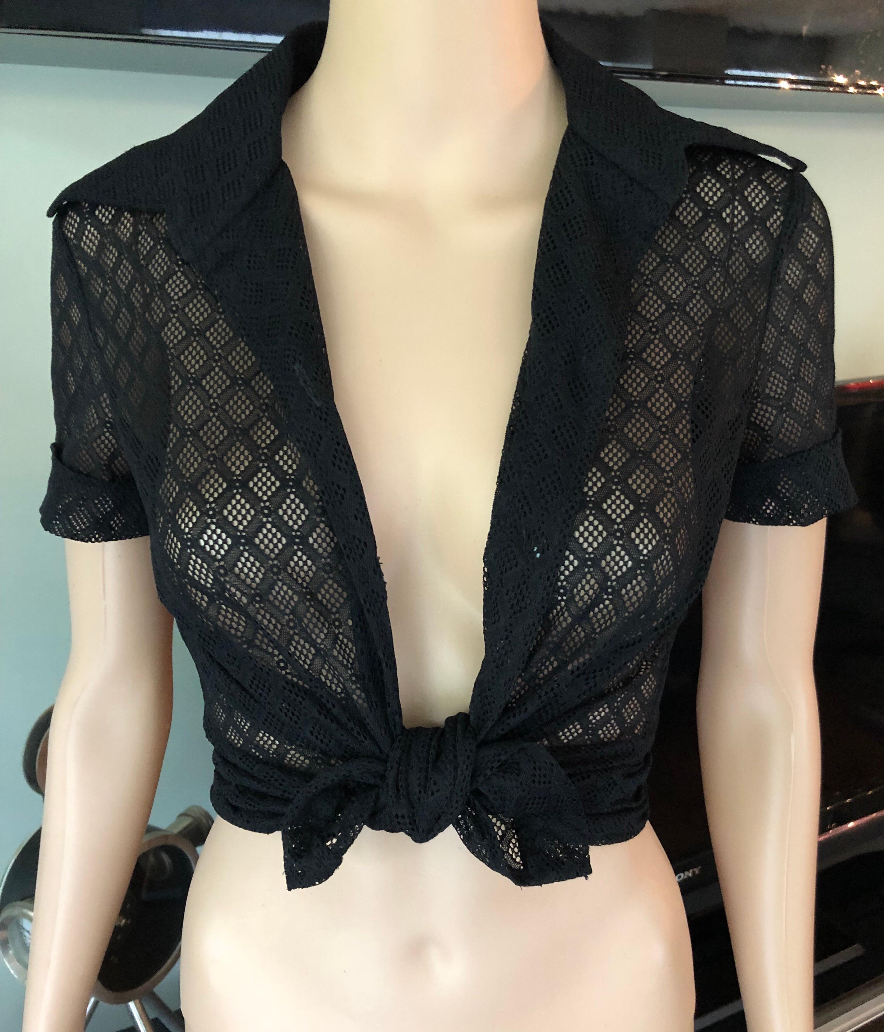 Chemise noire vintage Dolce & Gabbana boutonnée à œillets en maille transparente et dentelle  Bon état - En vente à Naples, FL