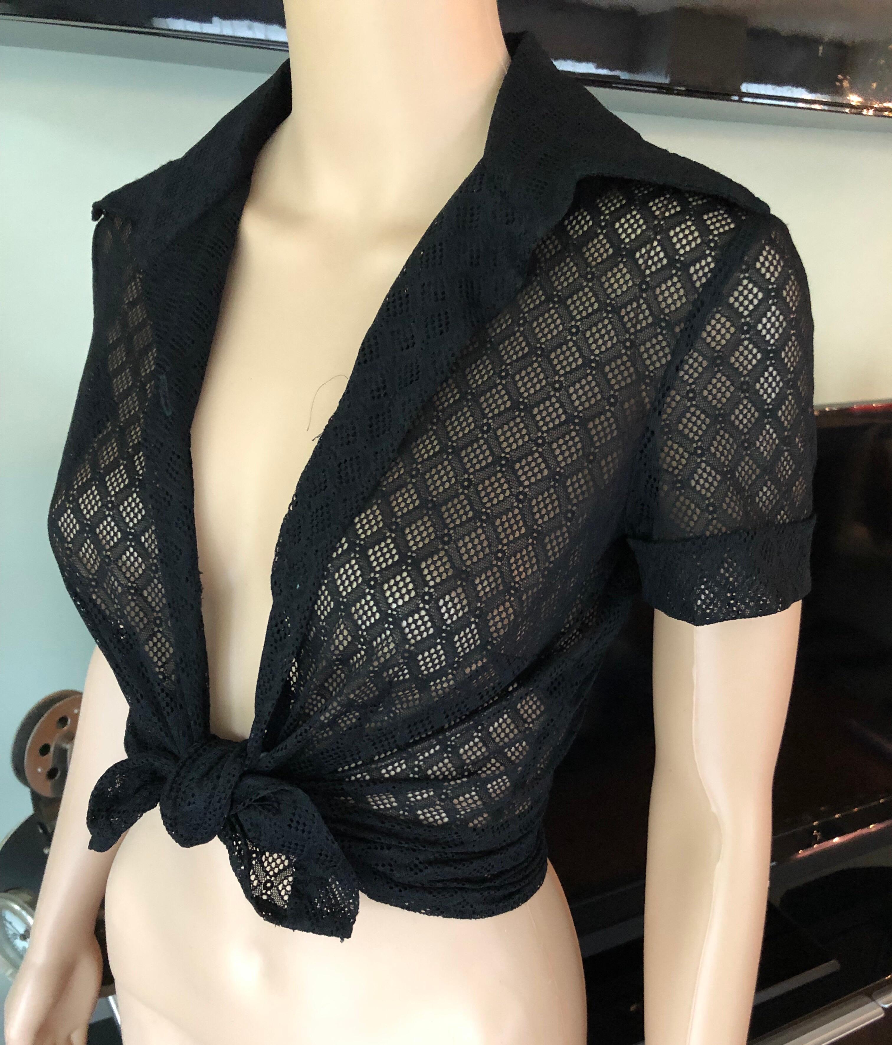 Noir Chemise noire vintage Dolce & Gabbana boutonnée à œillets en maille transparente et dentelle  en vente