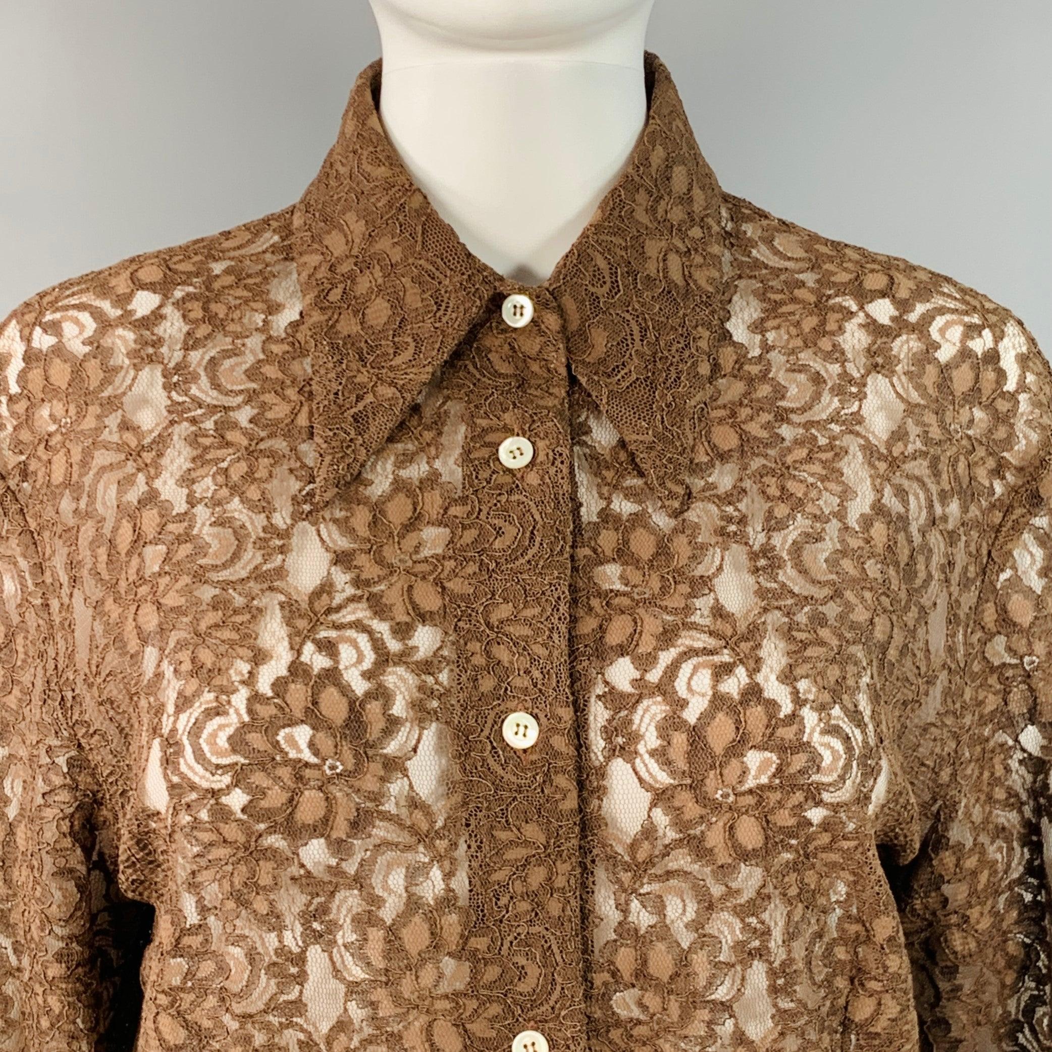 Camicia vintage di Dolce & Gabbana in pizzo misto rayon marrone con colletto a punta, polsini a botte con un solo bottone e chiusura con bottoni. Made in Italy.Condizioni vintage molto buone. Lievi segni d'usura, coerenti con le condizioni d'epoca.