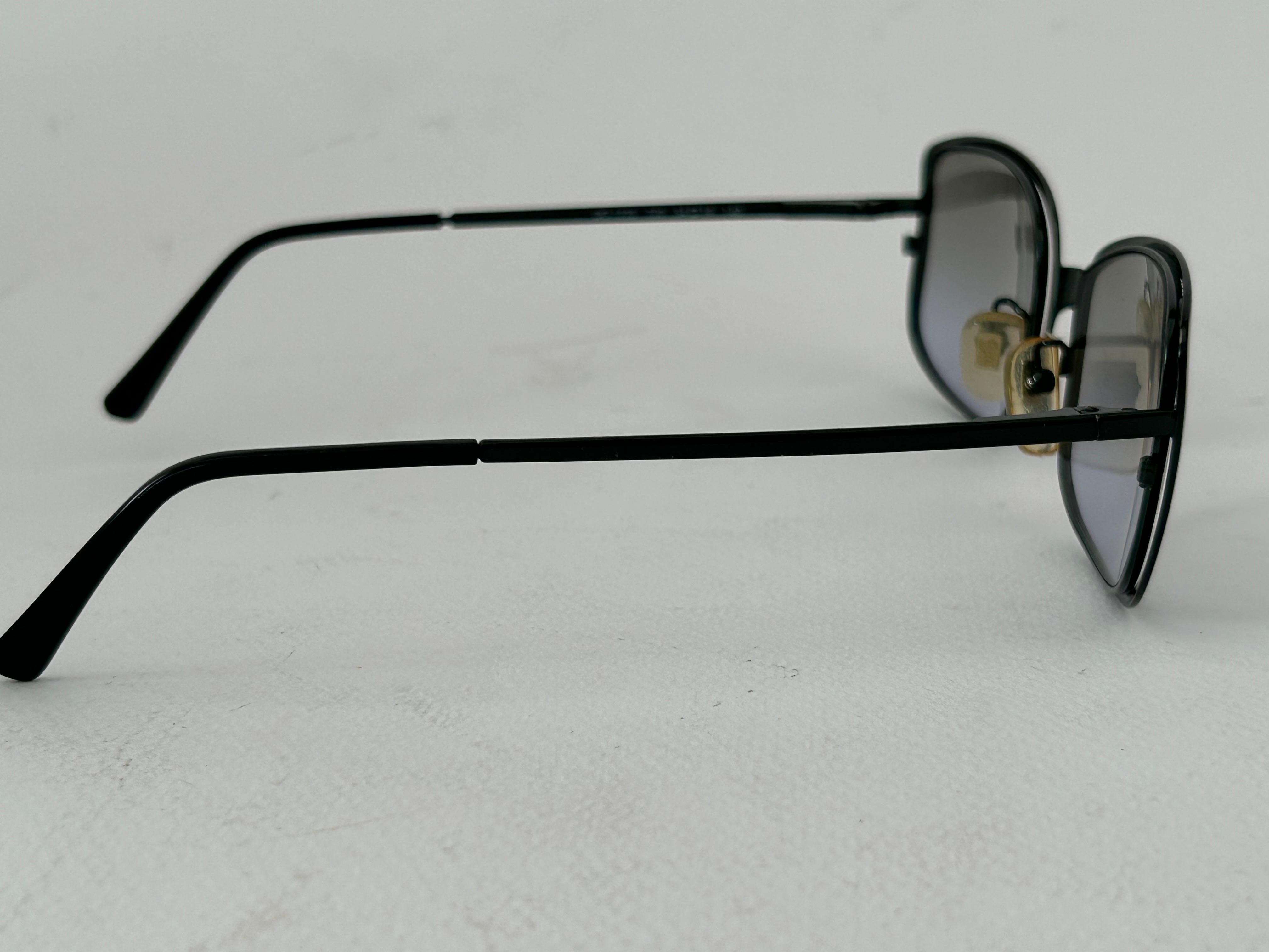 Vintage 2000s Dolce & Gabbana sunglasses, green color with square lens, metal frame. Gradient lens on black, pleasant view. Made in italy.

Code: 112s 720

Lens length: 13 cm