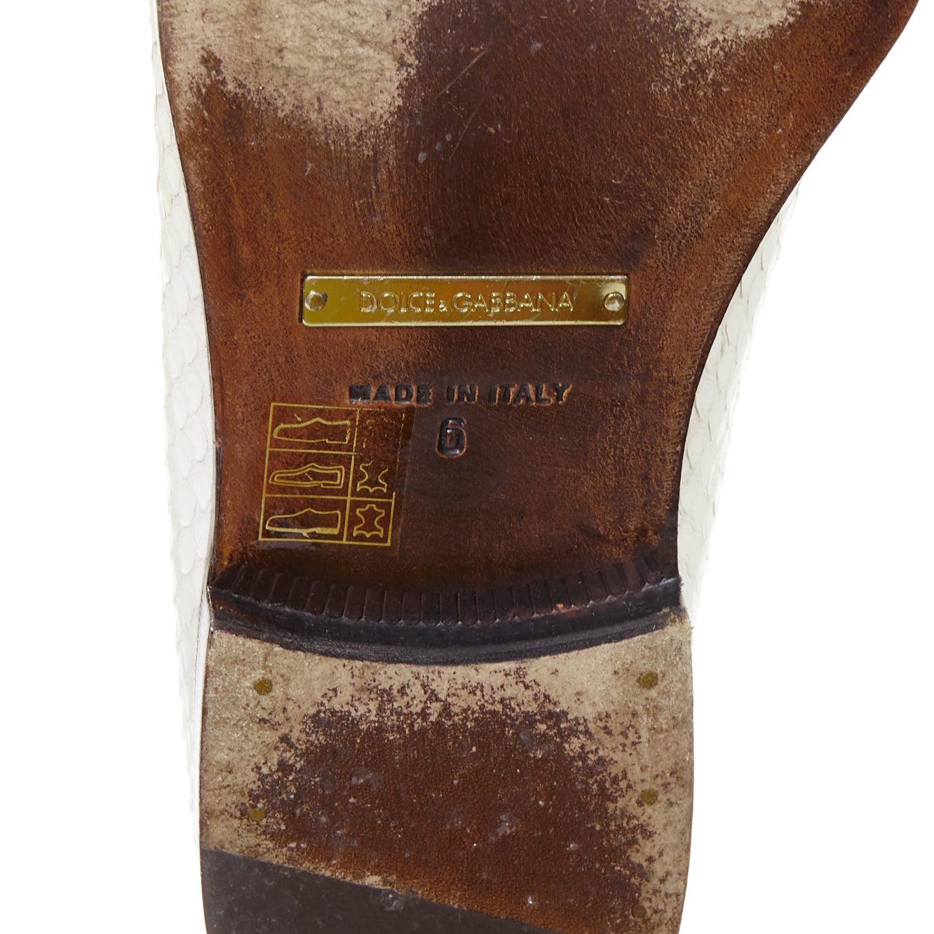 DOLCE GABBANA Scarpe da mocassino vintage in pelle squamata bianca con profili UK6 EU40 in vendita 5