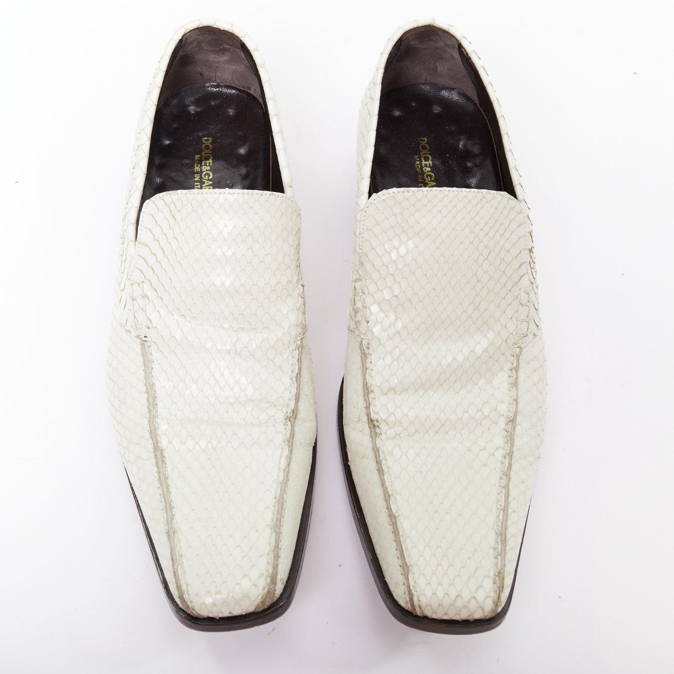 DOLCE GABBANA Scarpe da mocassino vintage in pelle squamata bianca con profili UK6 EU40
Riferimento: SYYG/A00036
Marchio: Dolce & Gabbana
Designer: Domenico Dolce & Stefano Gabbana
Materiale: Pelle
Colore: Bianco, Nero
Modello: Stampa