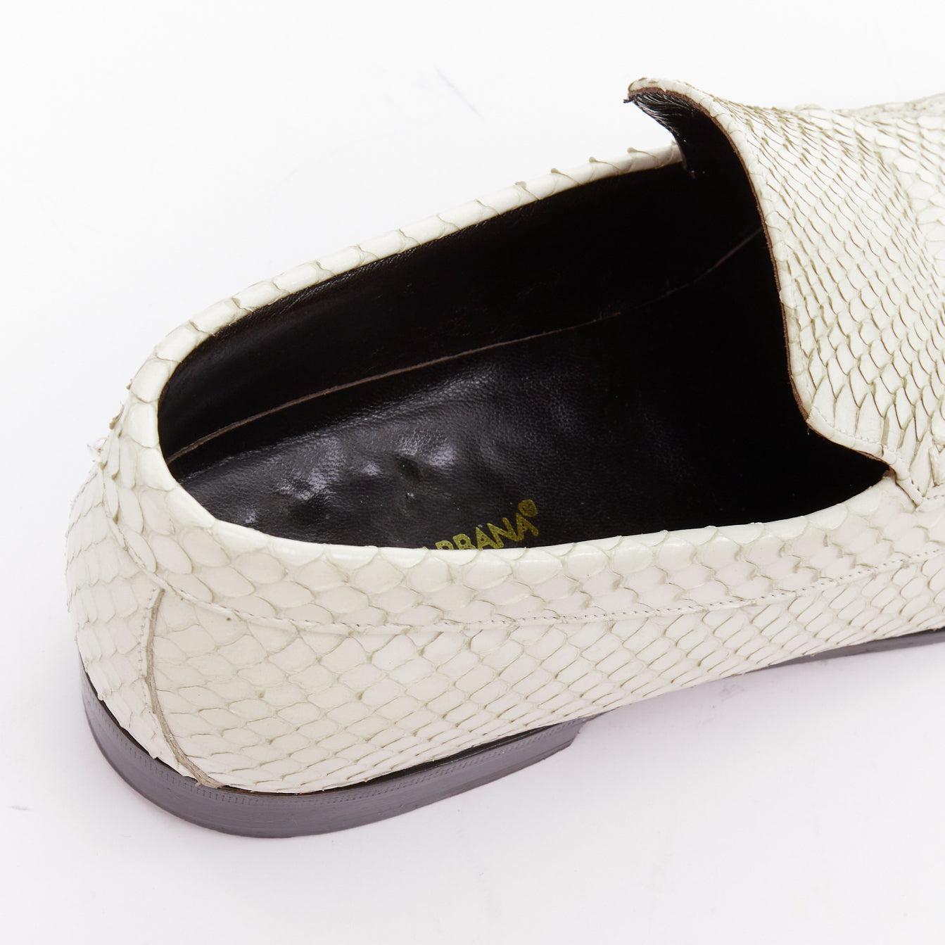 DOLCE GABBANA Scarpe da mocassino vintage in pelle squamata bianca con profili UK6 EU40 in vendita 3