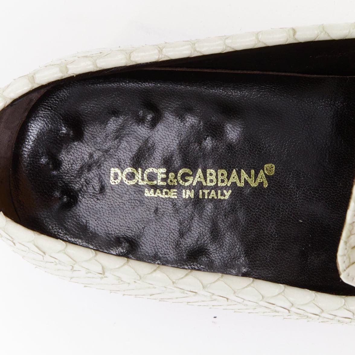 DOLCE GABBANA Scarpe da mocassino vintage in pelle squamata bianca con profili UK6 EU40 in vendita 4