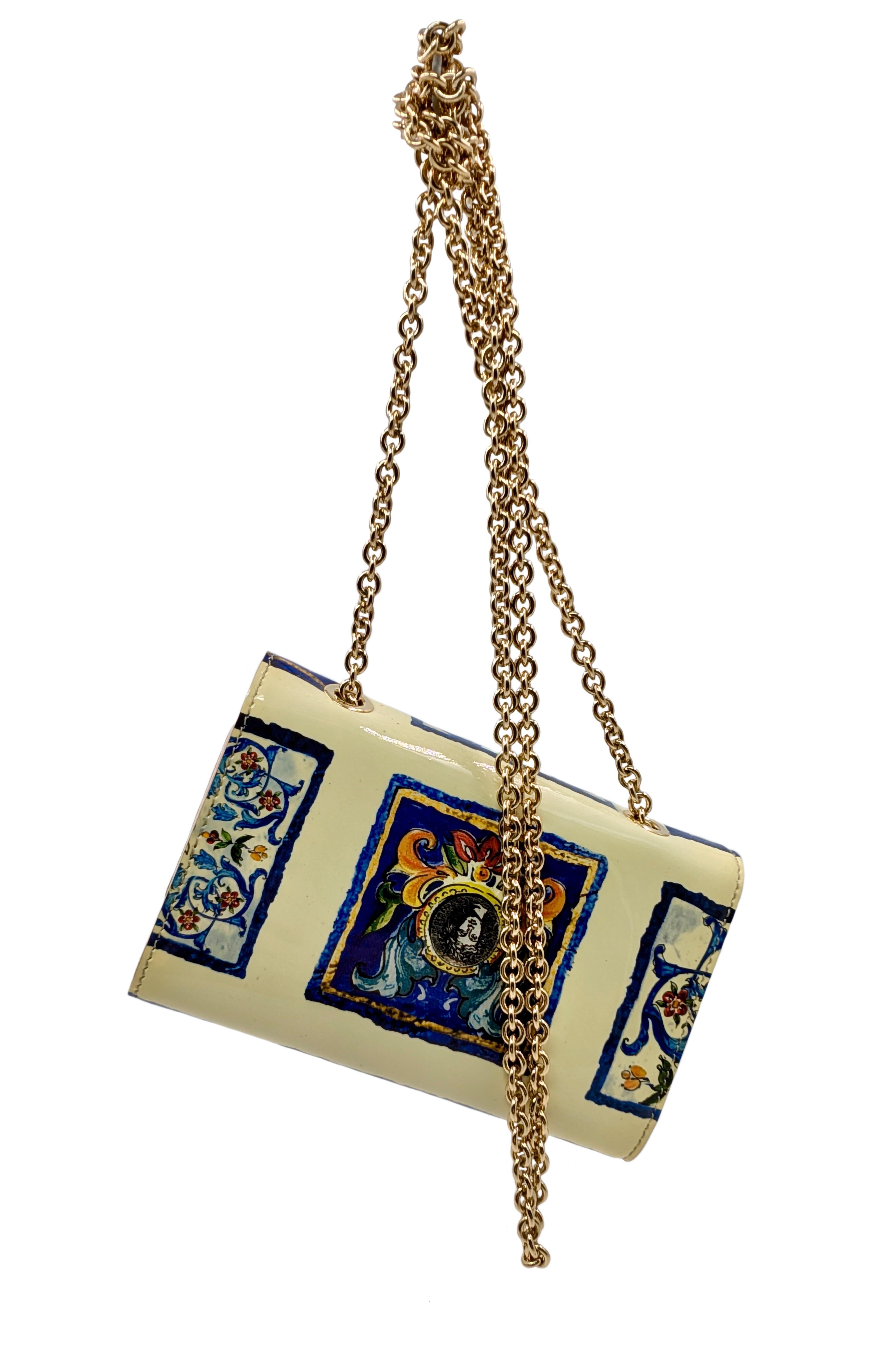 DOLCE & GABBANA
Portefeuille en cuir verni avec chaîne
Décoration en majolique de Sicile
Intérieur en cuir rose
Fabriqué en Italie
Mesures :
Largeur cm. 15
Hauteur cm. 9,5
Dépt cm. 2
Chaîne d'épaule max cm. 116 - min cm. 60
Excellent état
Le cuir