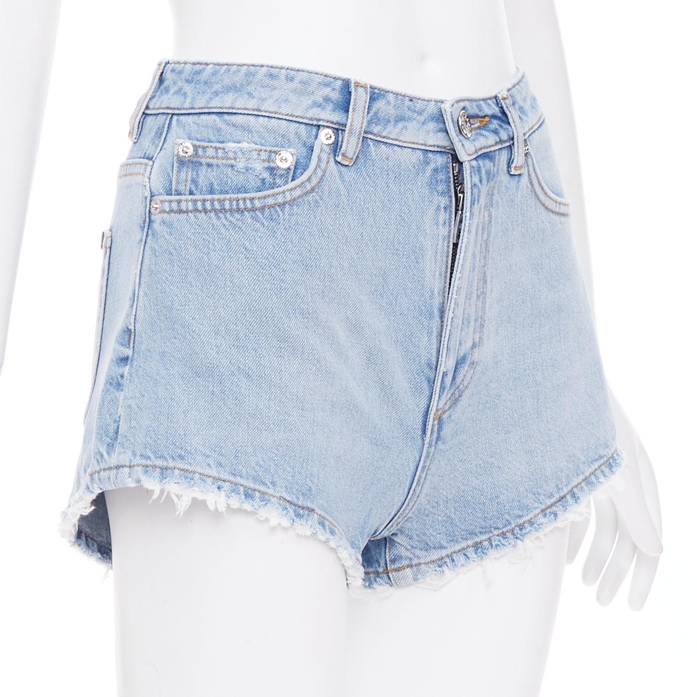 DOLCE GABBANA gewaschene blaue, abgeschnittene Shorts mit Logo-Anhänger IT38 XS (Blau) im Angebot