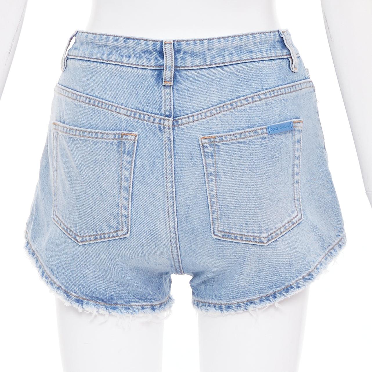 DOLCE GABBANA gewaschene blaue, abgeschnittene Shorts mit Logo-Anhänger IT38 XS Damen im Angebot