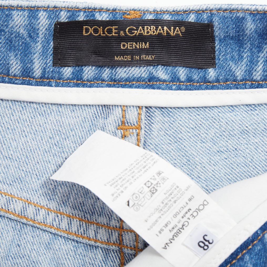 DOLCE GABBANA gewaschene blaue, abgeschnittene Shorts mit Logo-Anhänger IT38 XS im Angebot 3