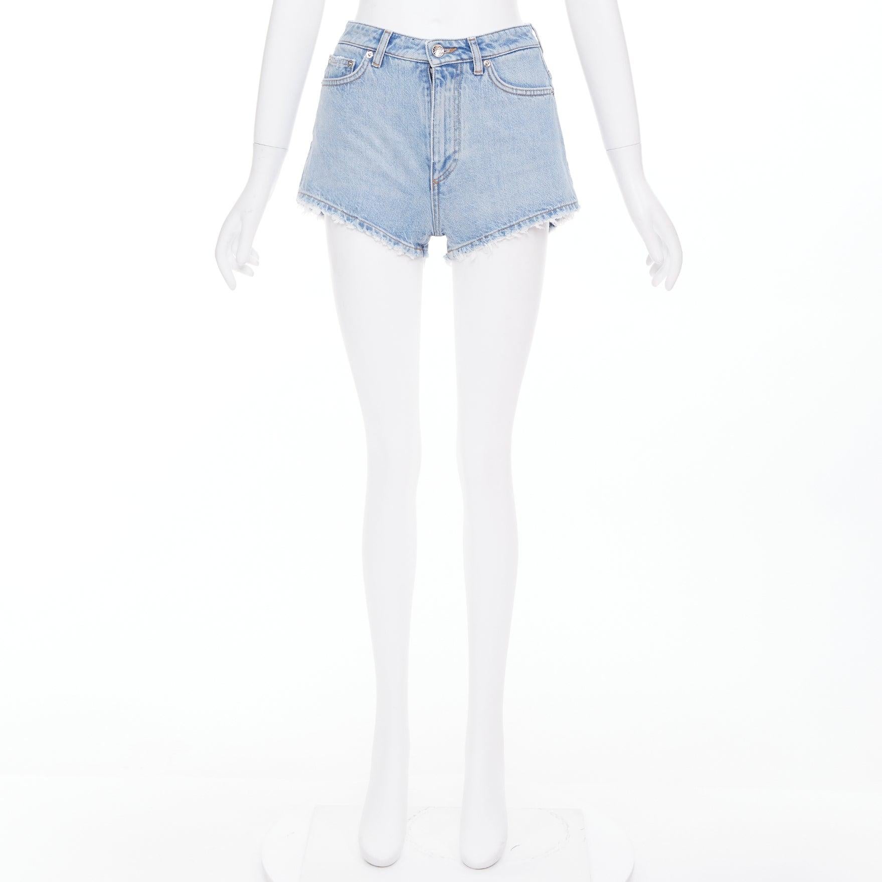 DOLCE GABBANA gewaschene blaue, abgeschnittene Shorts mit Logo-Anhänger IT38 XS im Angebot 4