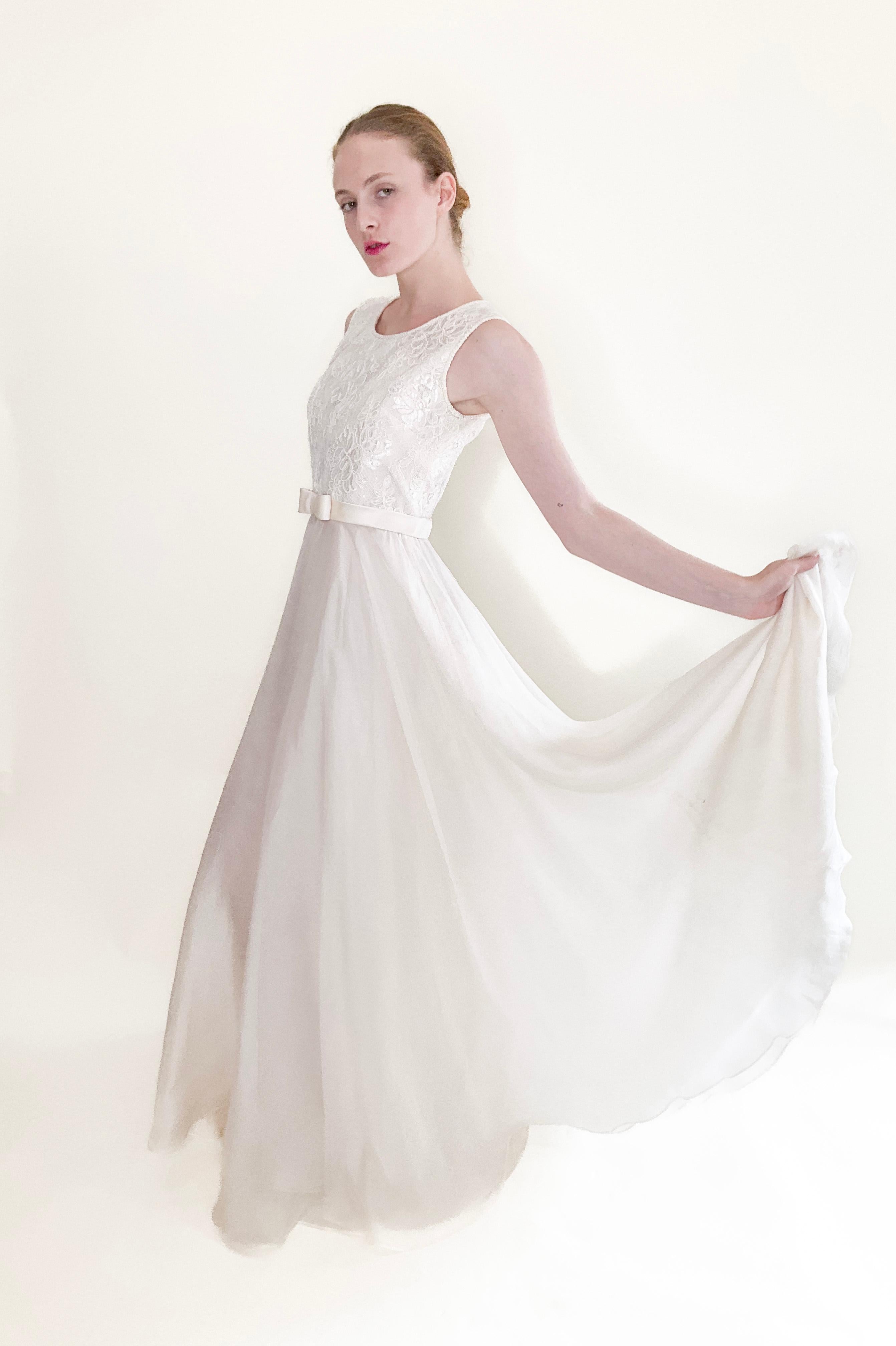 Dolce & Gabbana White 1990's Lace & Silk with Bow Dress For Sale 3
