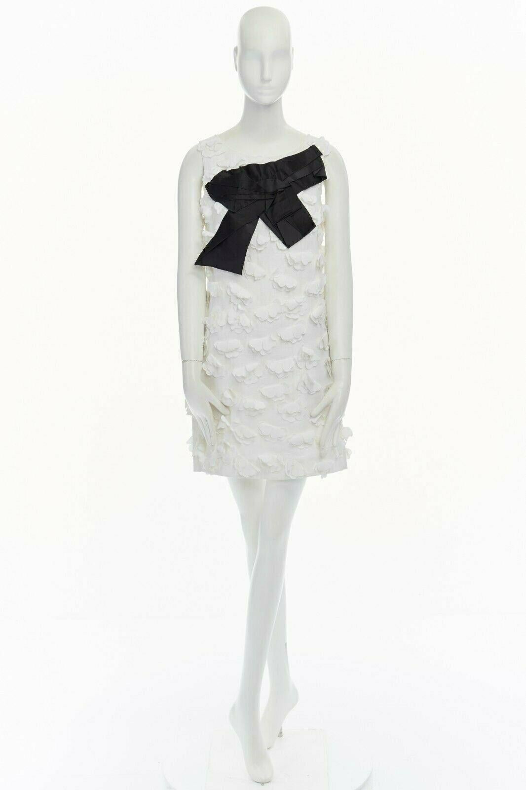 DOLCE GABBANA white 3D floral petal applique black bow sheath dress IT38 US0 XS 
Reference: TGAS/A00534 
Brand: Dolce Gabbana 
Designer: Domenico Dolce and Stefano Gabbana 
Material: Linen 
Color: White 
Pattern: Floral 
Closure: Zip 
Extra Detail: