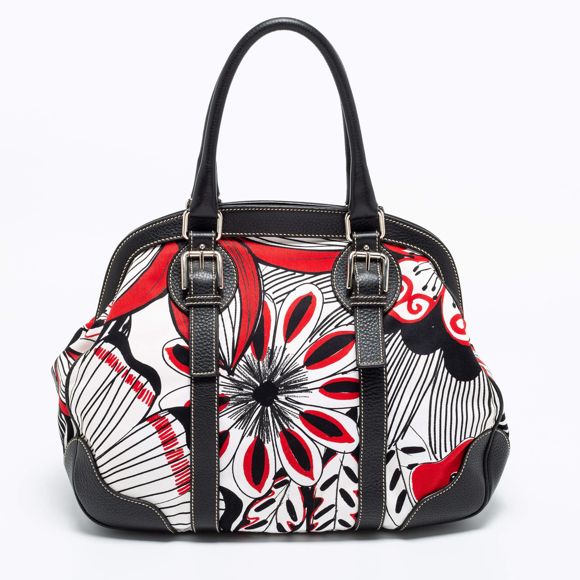 Made from printed canvas and leather trims and equipped with a smooth fabric interior, this white-black tote can effortlessly be fashioned with casual looks. The excellent craftsmanship of this Dolce & Gabbana bag ensures a brilliant finish and a