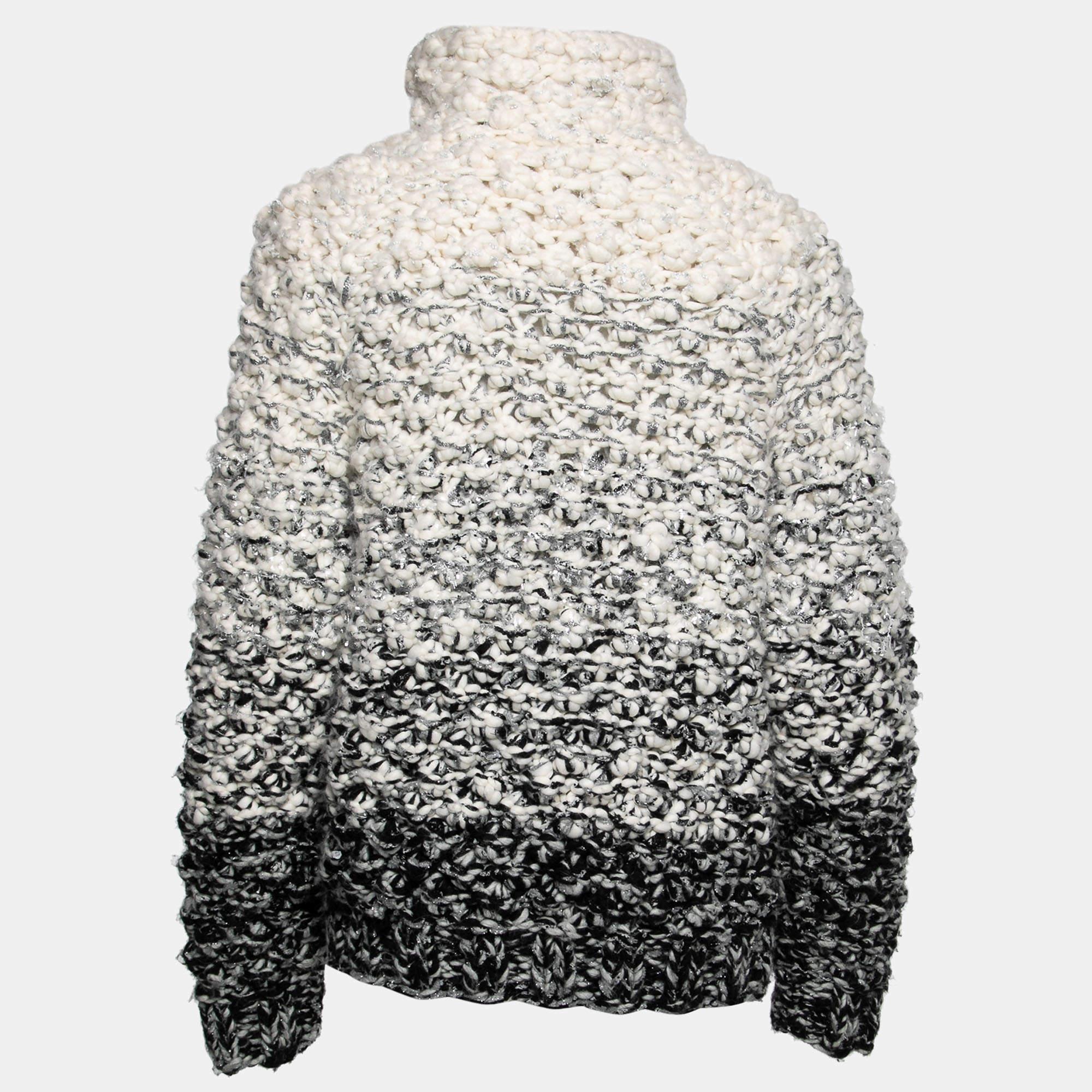 Profitez de vos sorties hivernales confortablement et douillettement en portant ce pull. Fabriqué à partir d'un mélange de laine, ce pull vous procure une chaleur abondante et rehausse tout look hivernal sans effort.


