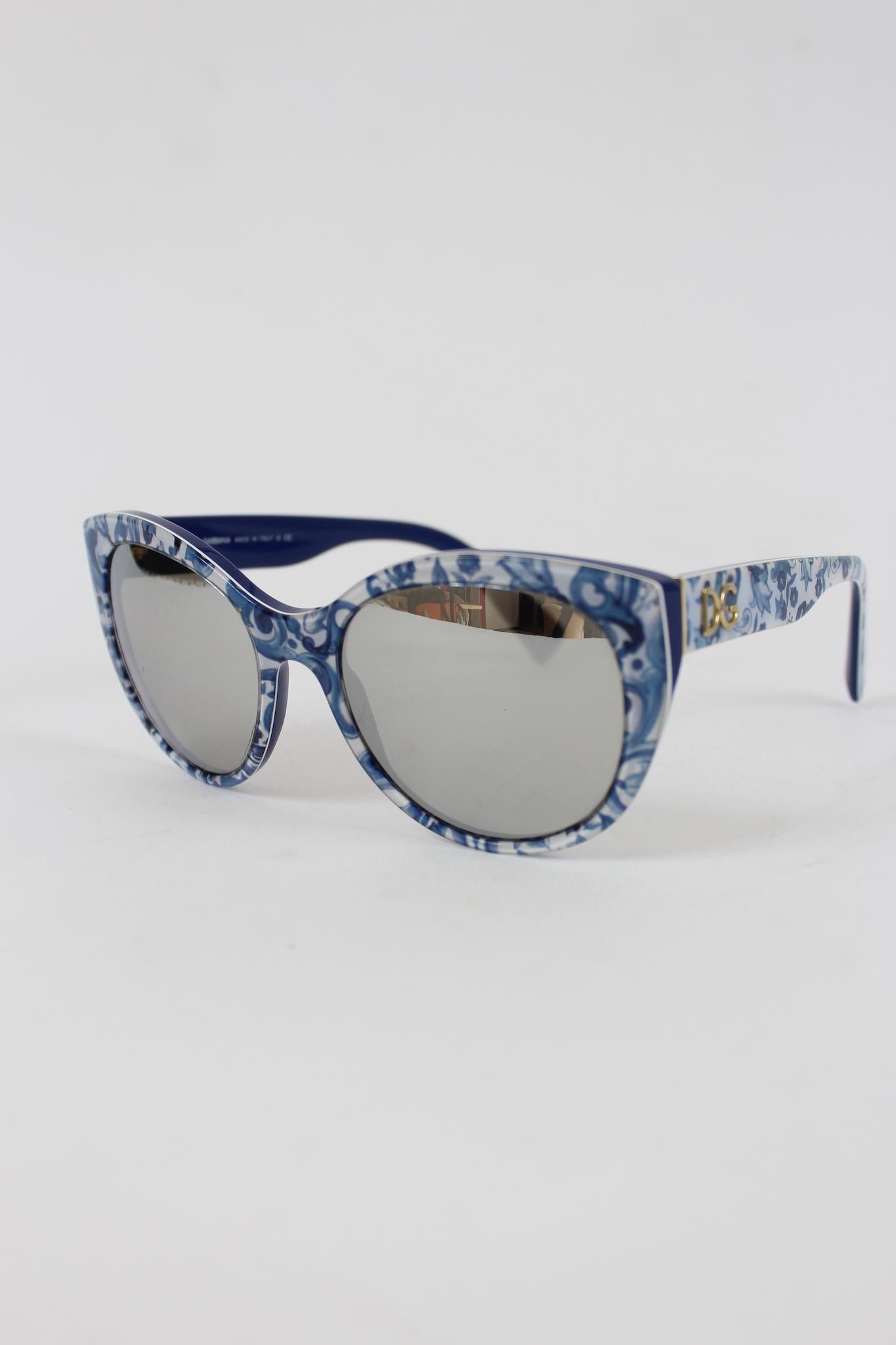 Dolce & Gabbana 2000s sunglasses. White and blue color with floral designs, silver mirrored lenses. Made in Italy.

Code: DG 4217 2993 / 6G

Bridge: 135 mm
Temple length: 140 mm
Lens: 55 mm
