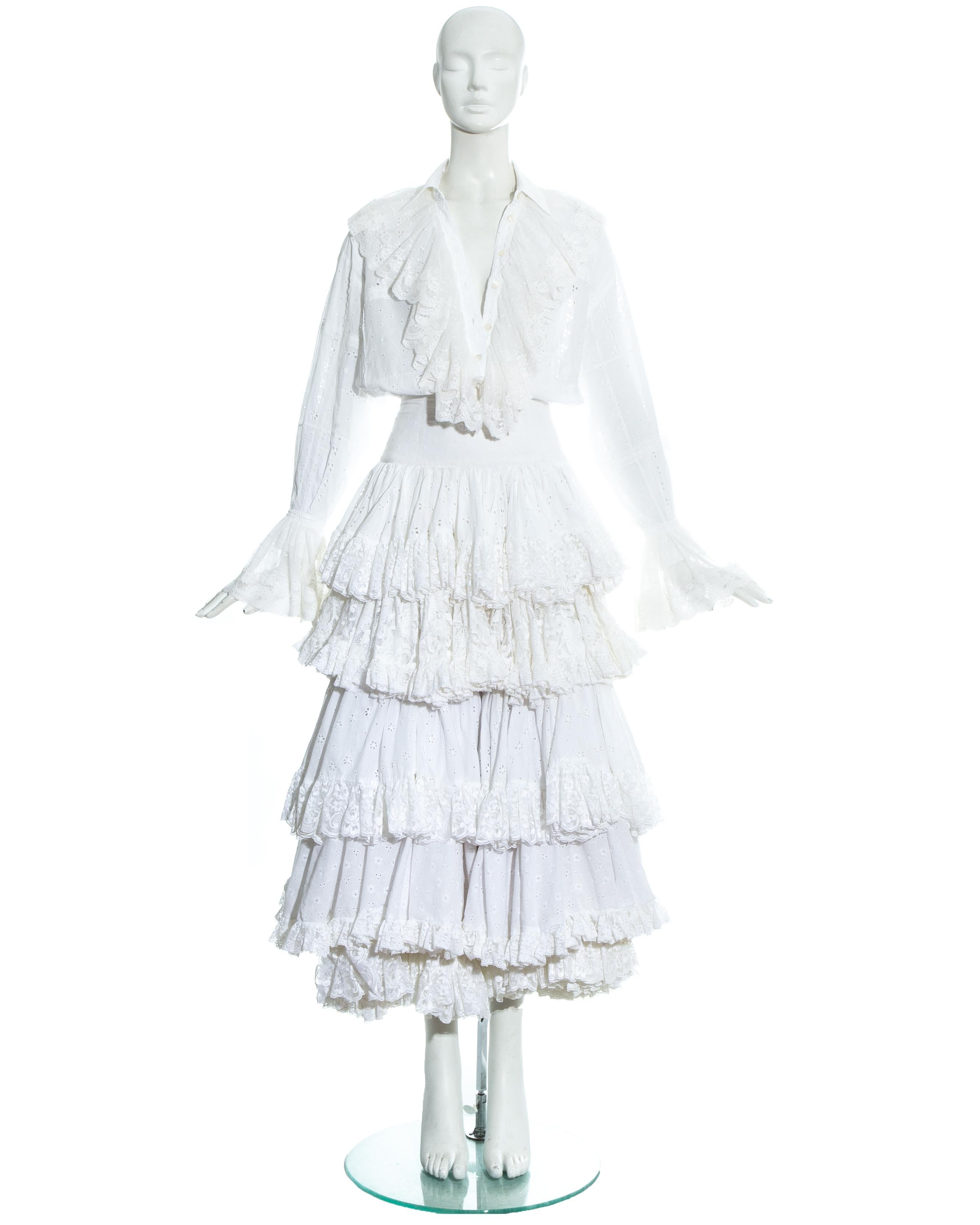 Dolce & Gabbana Rock und Bluse aus weißer Baumwolle mit Lochstickerei und Spitze. Schwerer Lagenrock mit akzentuierter Taille und Dichterbluse mit Spitzenrüschen. 

Frühjahr-Sommer 1993