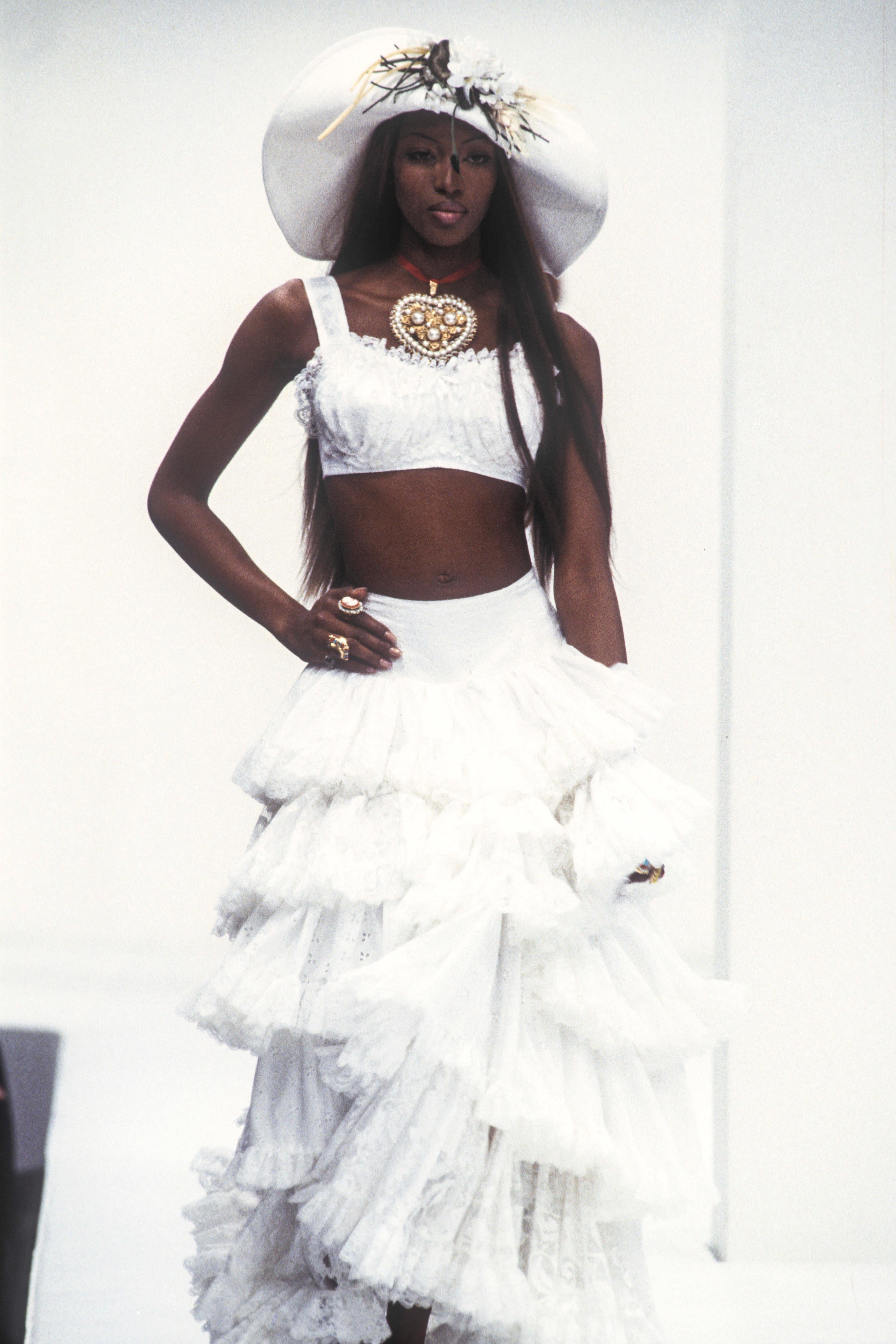 Dolce & Gabbana weißer Rock und Bluse aus Broderie anglaise und Spitze, Frühjahr/Sommer 1993 (Grau) im Angebot
