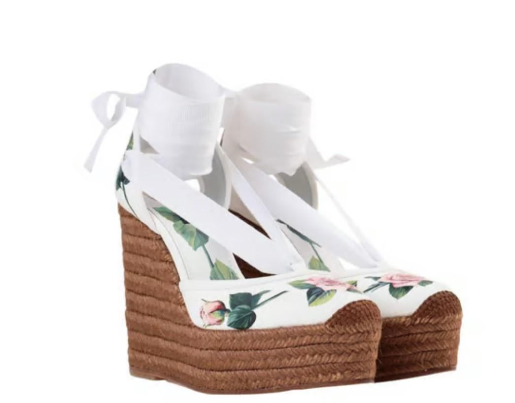 DOLCE & GABBANA


Dolce & Gabbana Tropical Rose Wedge Sandals summer shoes 
Size 39, UK6 
Brand new with the original box! 

Please check my other DG clothing & accessories from this collection! 
