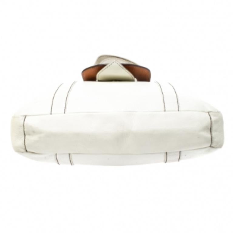 Ce fourre-tout Dolce & Gabbana est le sac idéal à ajouter à votre collection. Whiting en cuir blanc, ce sac est fermé par une boucle exagérée sur le devant. Il est doté de deux poignées supérieures, de charmes suspendus et offre suffisamment