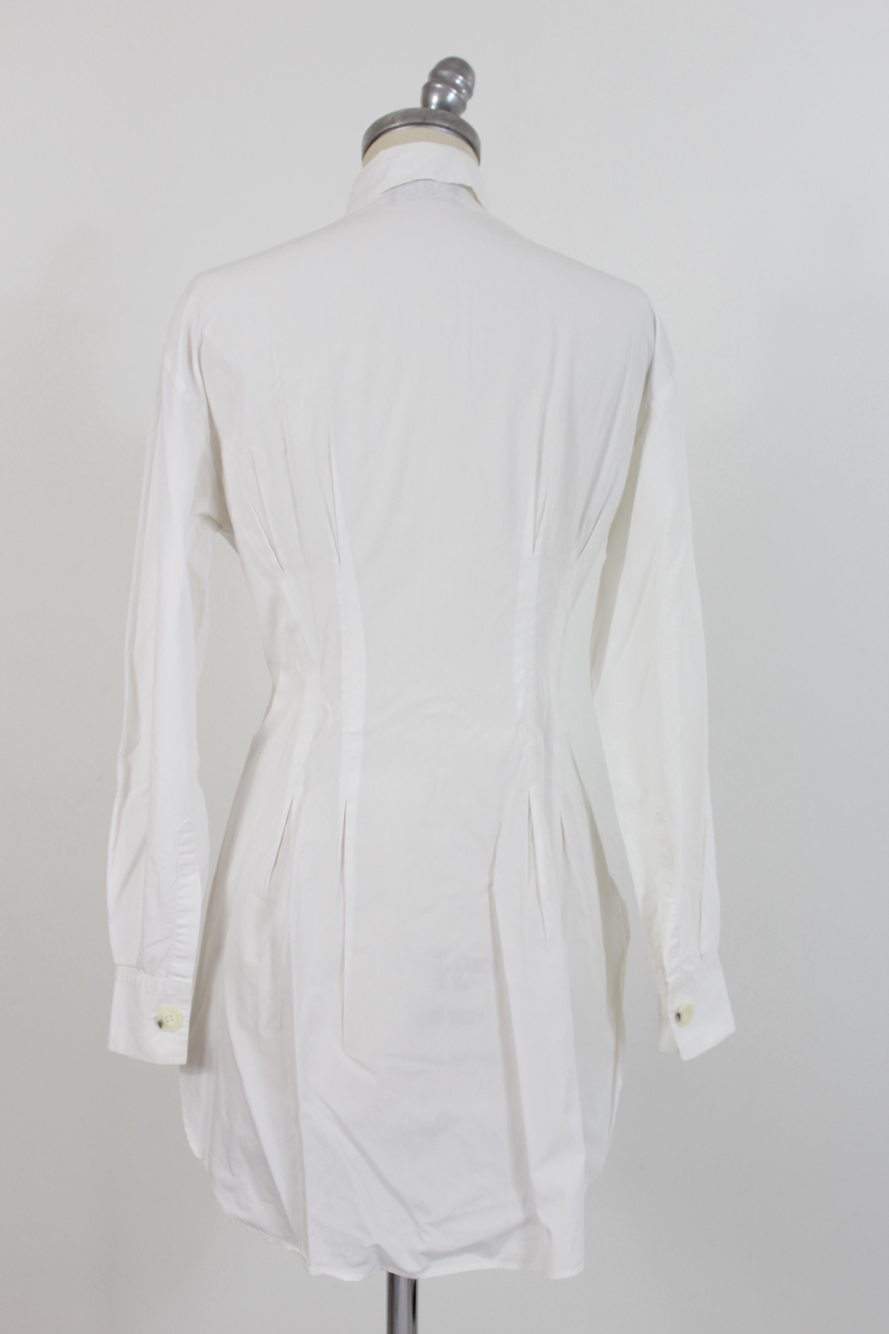 Dolce & Gabbana 2000s vintage women's chemises dress shirt. Fitted shirt, long model with tail behind. White color and elastane fabric. Made in Italy.

Condition: Excellent

Item used few times, it remains in its excellent condition. There are no