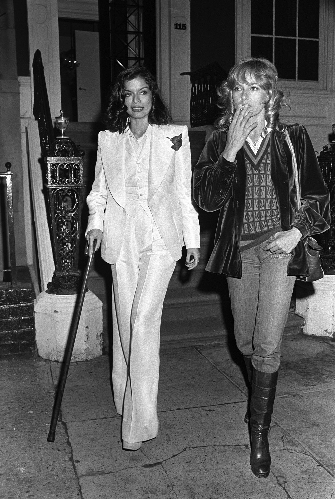 Gris Costume pantalon Bianca Jagger Dolce & Gabbana, printemps-été 1995 en vente