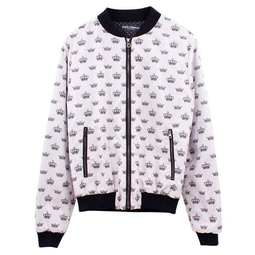 Dolce and Gabbana white printed bomber jacket

Featuring:
-crown print
-round collar
-front zip fastening
-two zipped pockets
-knit collar, cuffs and hem

Please note, these items are pre-owned and may show signs of being stored even when unworn and