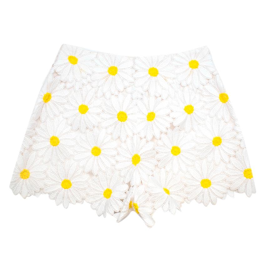 Dolce & Gabbana Yellow Daisy Applique Short with Silk lining. 

- Hidden side zip with double snap fastening 
- High-waisted 


Materials 
- 68% Cotton
- 29% Polyester
- 3% Nylon 
Lining 
- 94% Silk 
- 6& Elastane

Care

- Dry Clean Only 

- Made in