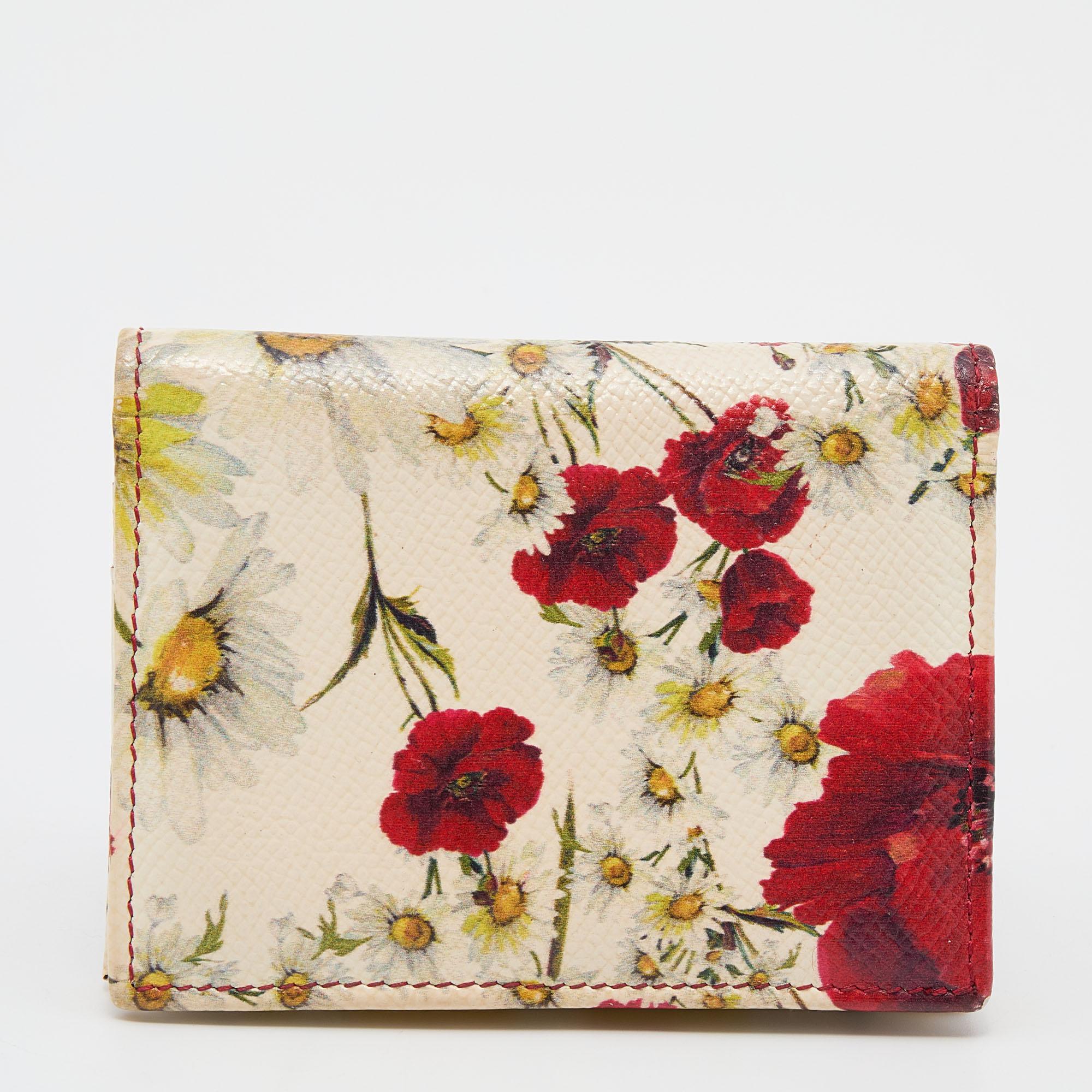 Meticulously crafted from high-end leather, this Dolce & Gabbana wallet exudes just the right amount of Sicilian allure that the label carries. The creation features a logo-accented front flap and a floral-printed exterior in vibrant hues. Carry